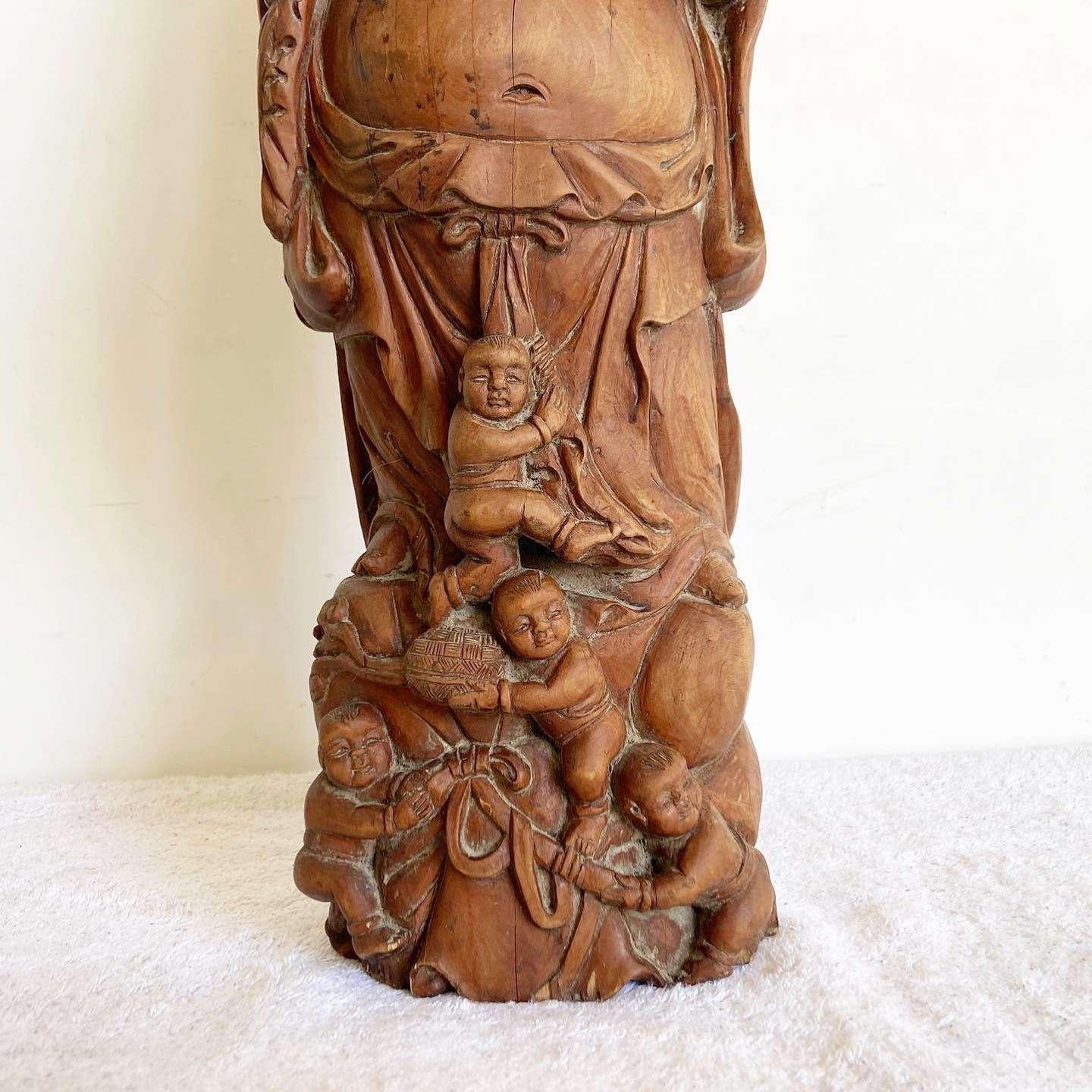 Wunderschöne handgeschnitzte Vintage-Buddha-Skulptur in der chinesischen Darstellung. Mit einer detaillierten Skulptur von Kindern, die auf dem Mann krabbeln.
