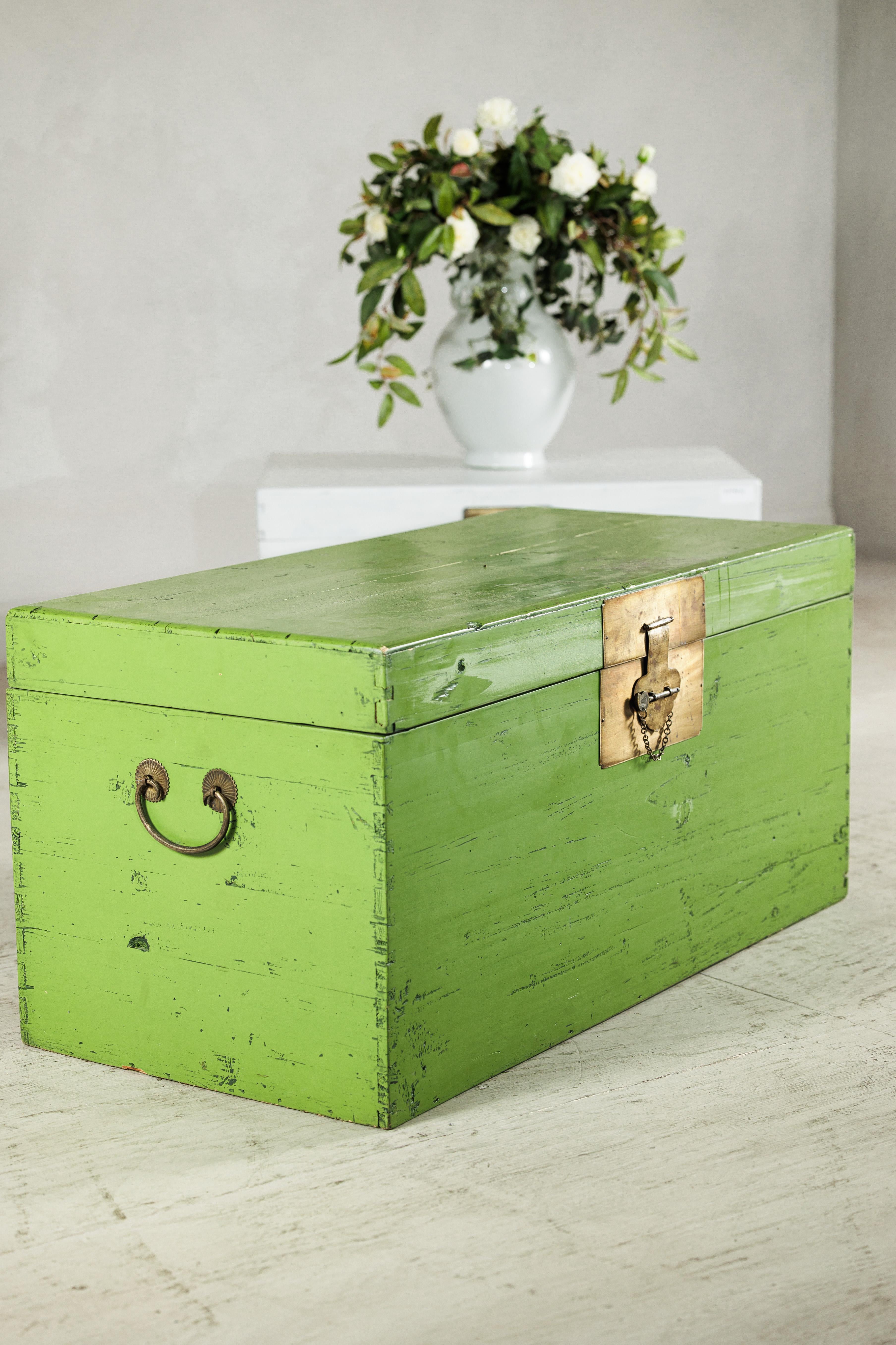 Vintage Chinese Wooden Trunk with Bright Green Finish and Brass Hardware For Sale 5