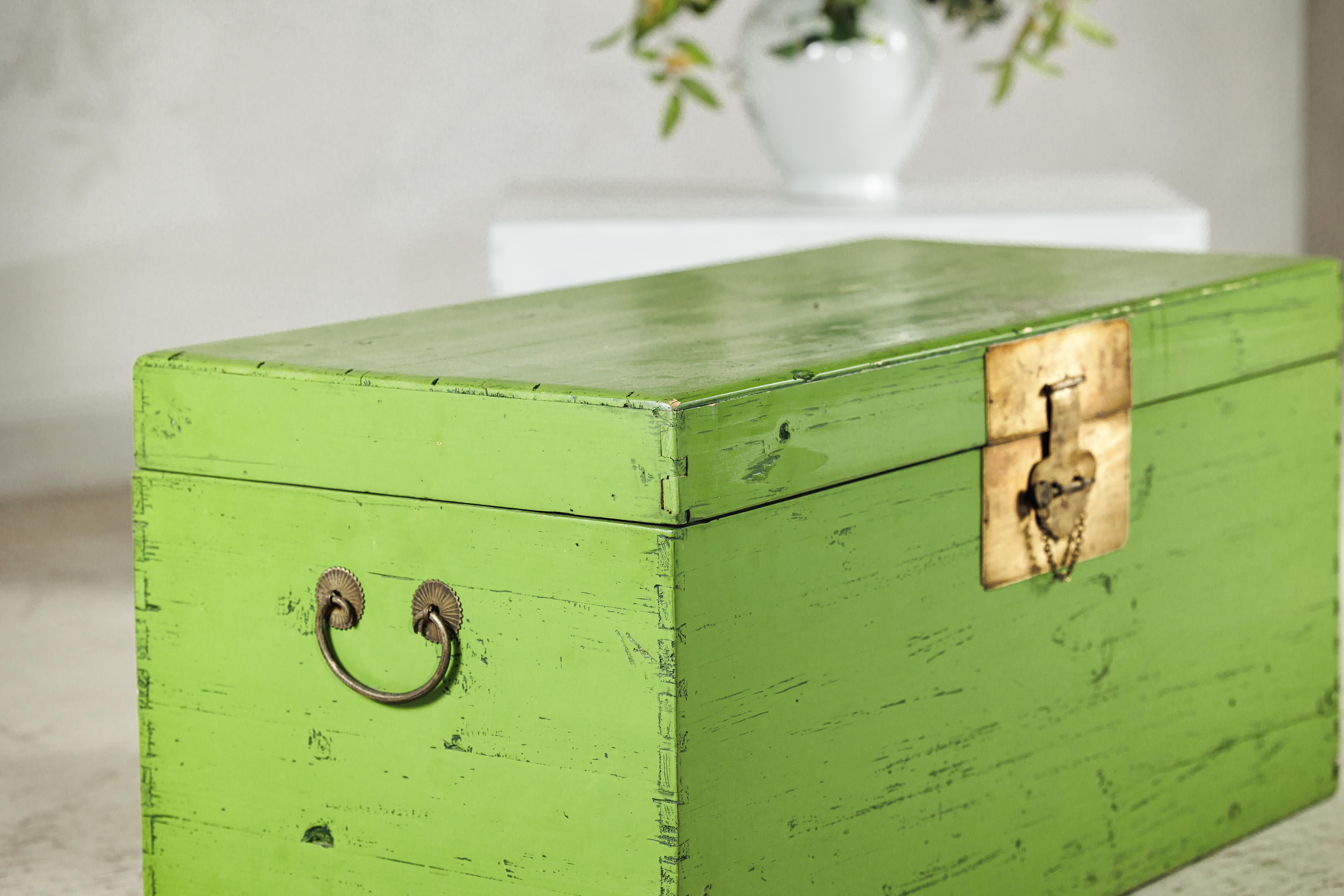Vintage Chinese Wooden Trunk with Bright Green Finish and Brass Hardware For Sale 6