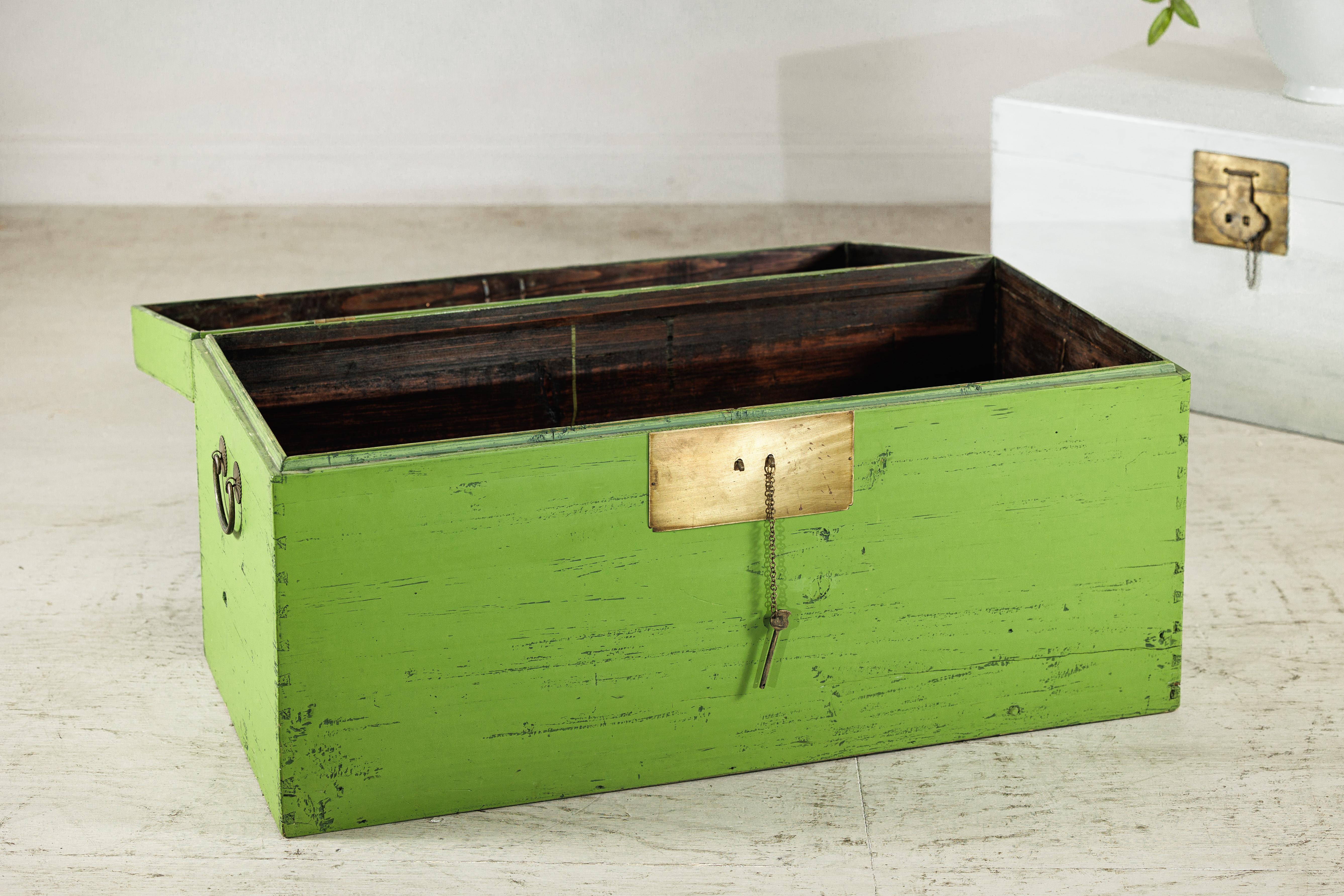 Vintage Chinese Wooden Trunk with Bright Green Finish and Brass Hardware For Sale 7