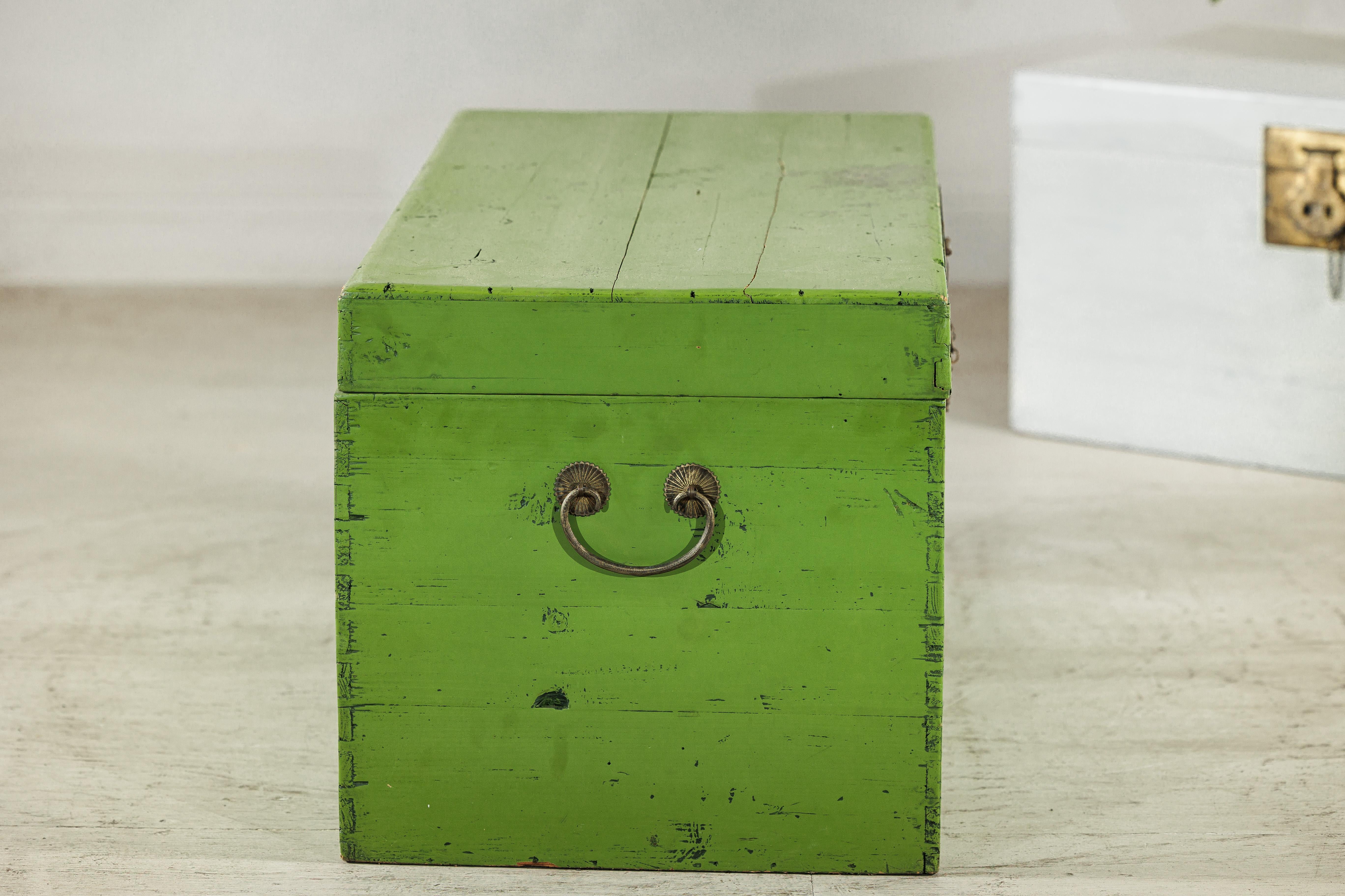 Vintage Chinese Wooden Trunk with Bright Green Finish and Brass Hardware For Sale 8