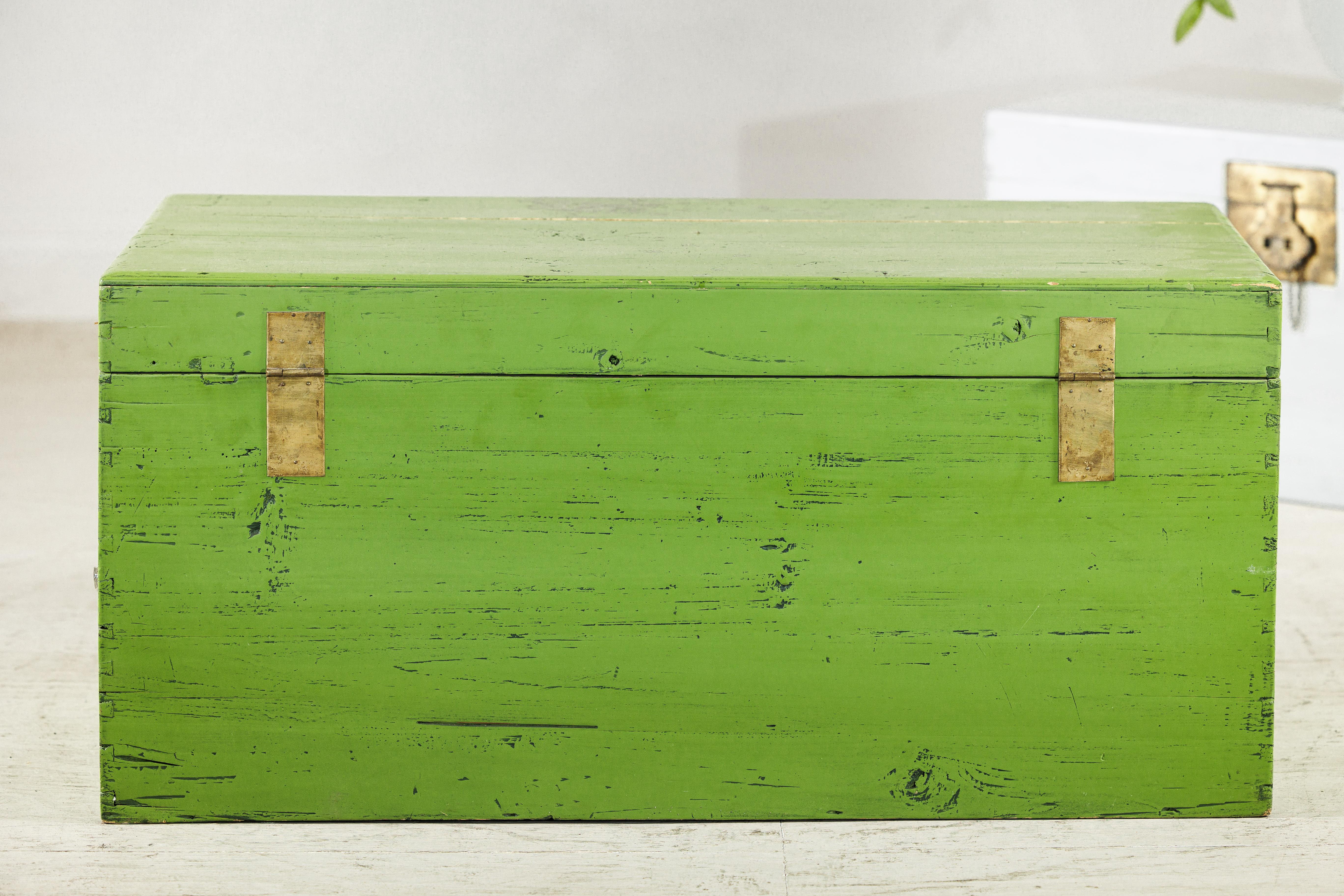 Vintage Chinese Wooden Trunk with Bright Green Finish and Brass Hardware For Sale 9