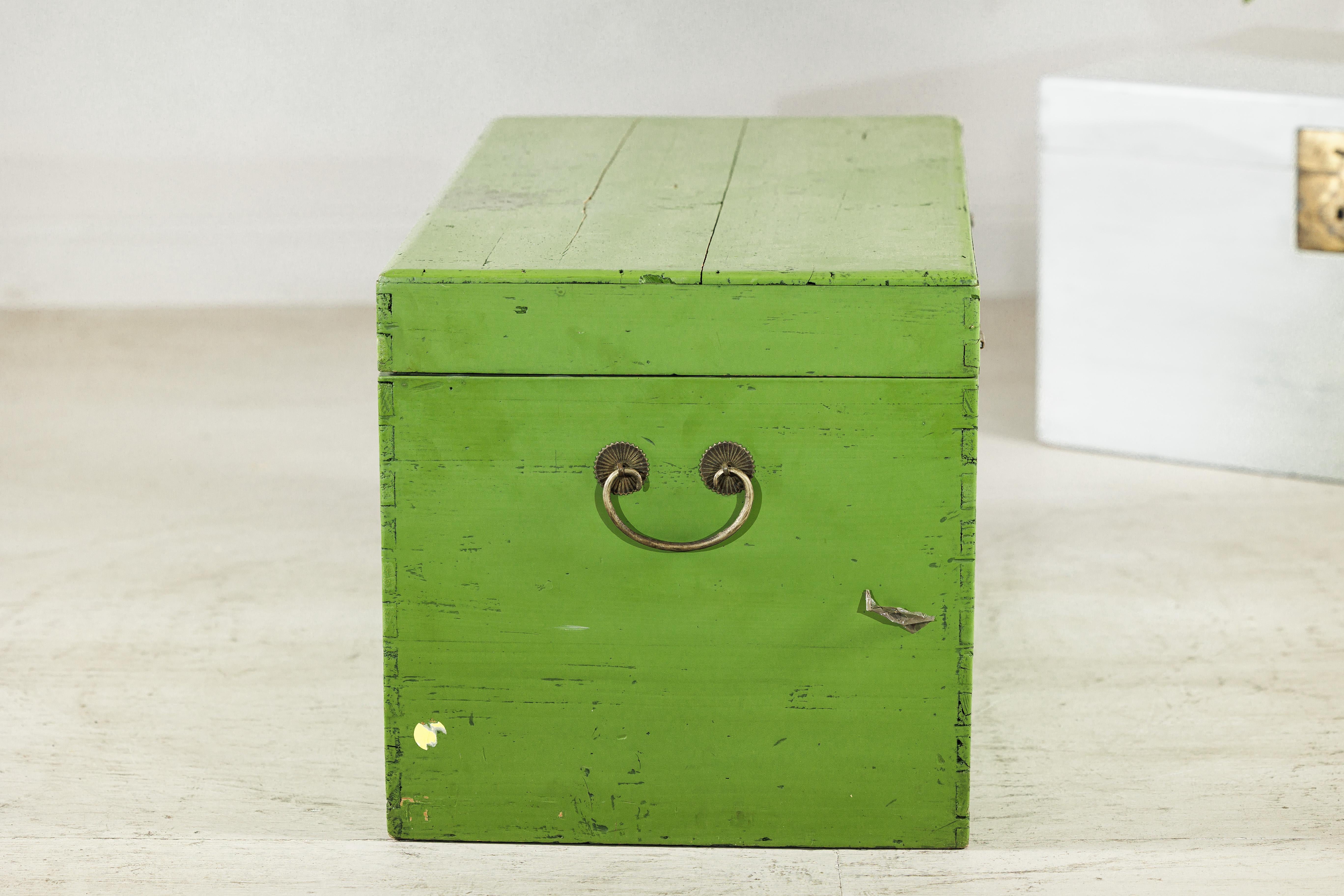 Vintage Chinese Wooden Trunk with Bright Green Finish and Brass Hardware For Sale 10
