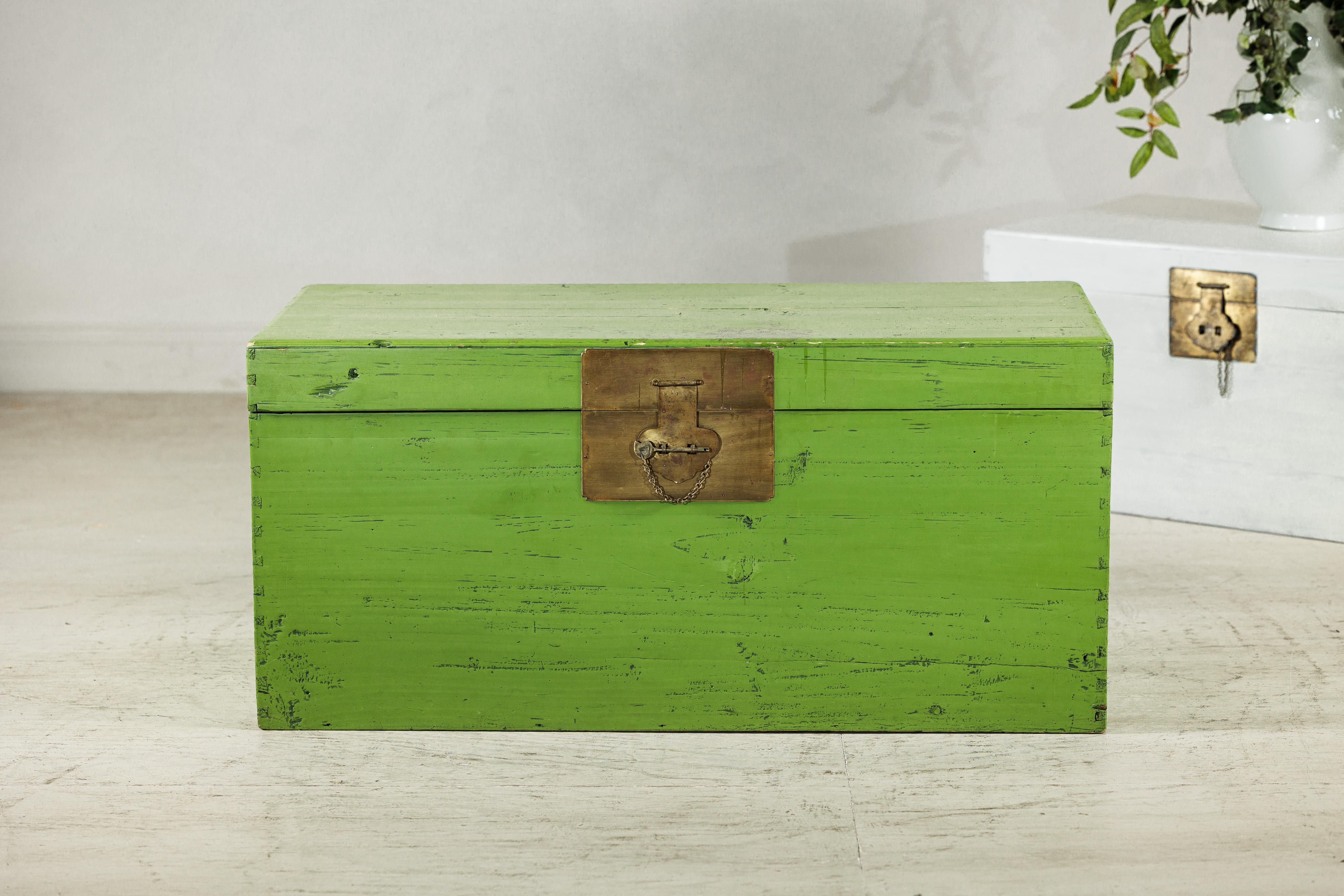 Vintage Chinese Wooden Trunk with Bright Green Finish and Brass Hardware For Sale 12