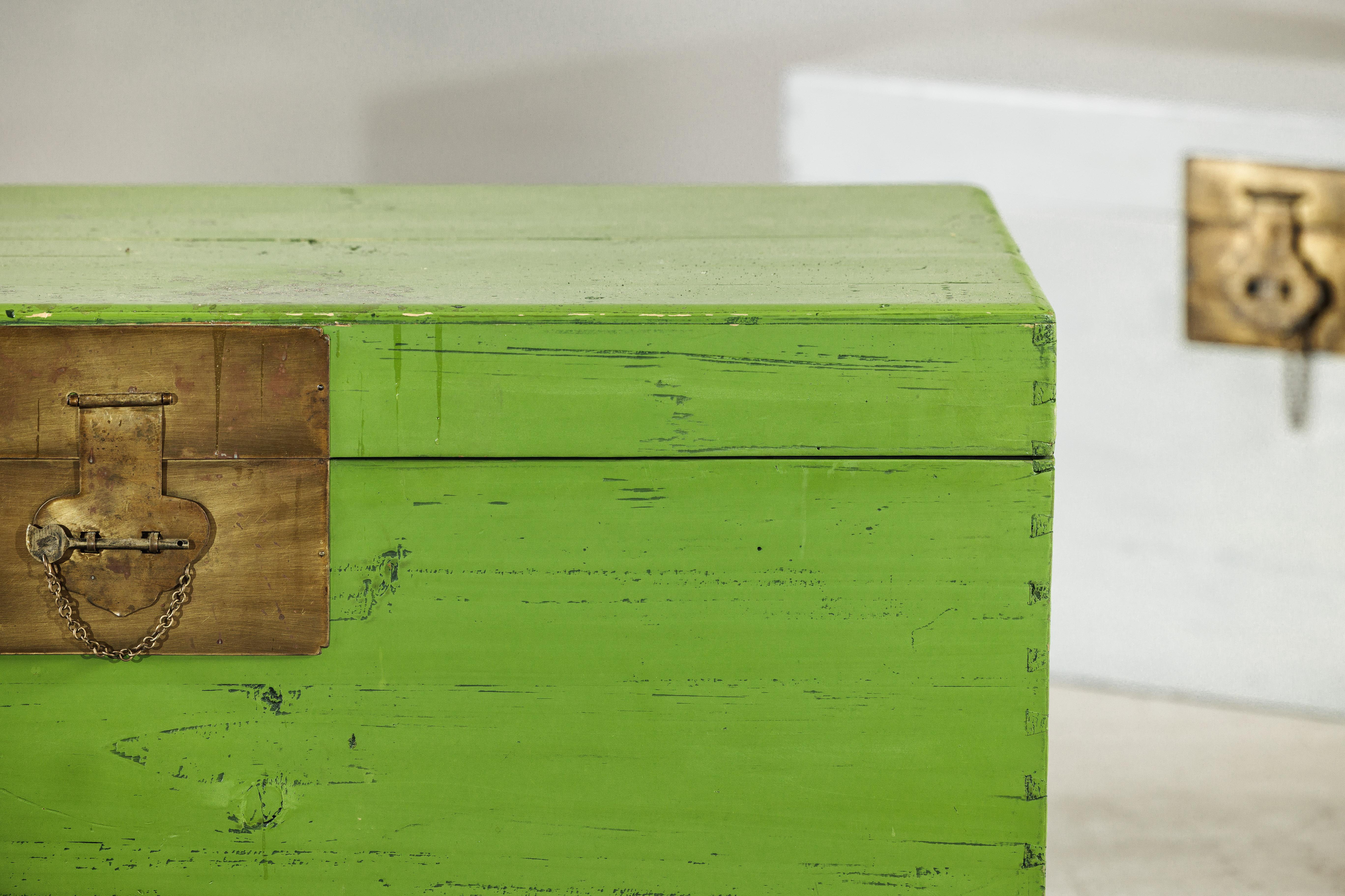 Vintage Chinese Wooden Trunk with Bright Green Finish and Brass Hardware For Sale 1
