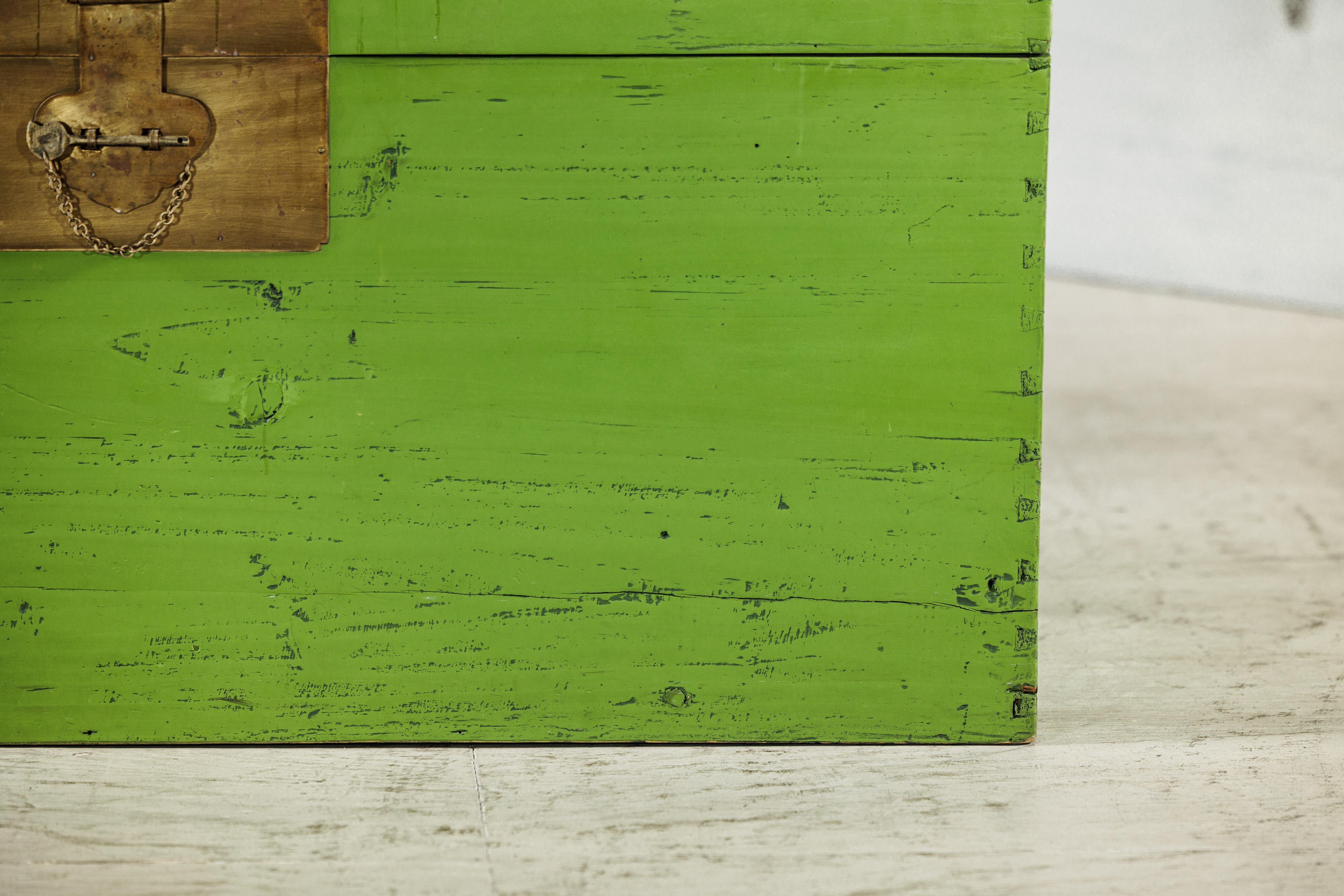 Vintage Chinese Wooden Trunk with Bright Green Finish and Brass Hardware For Sale 2