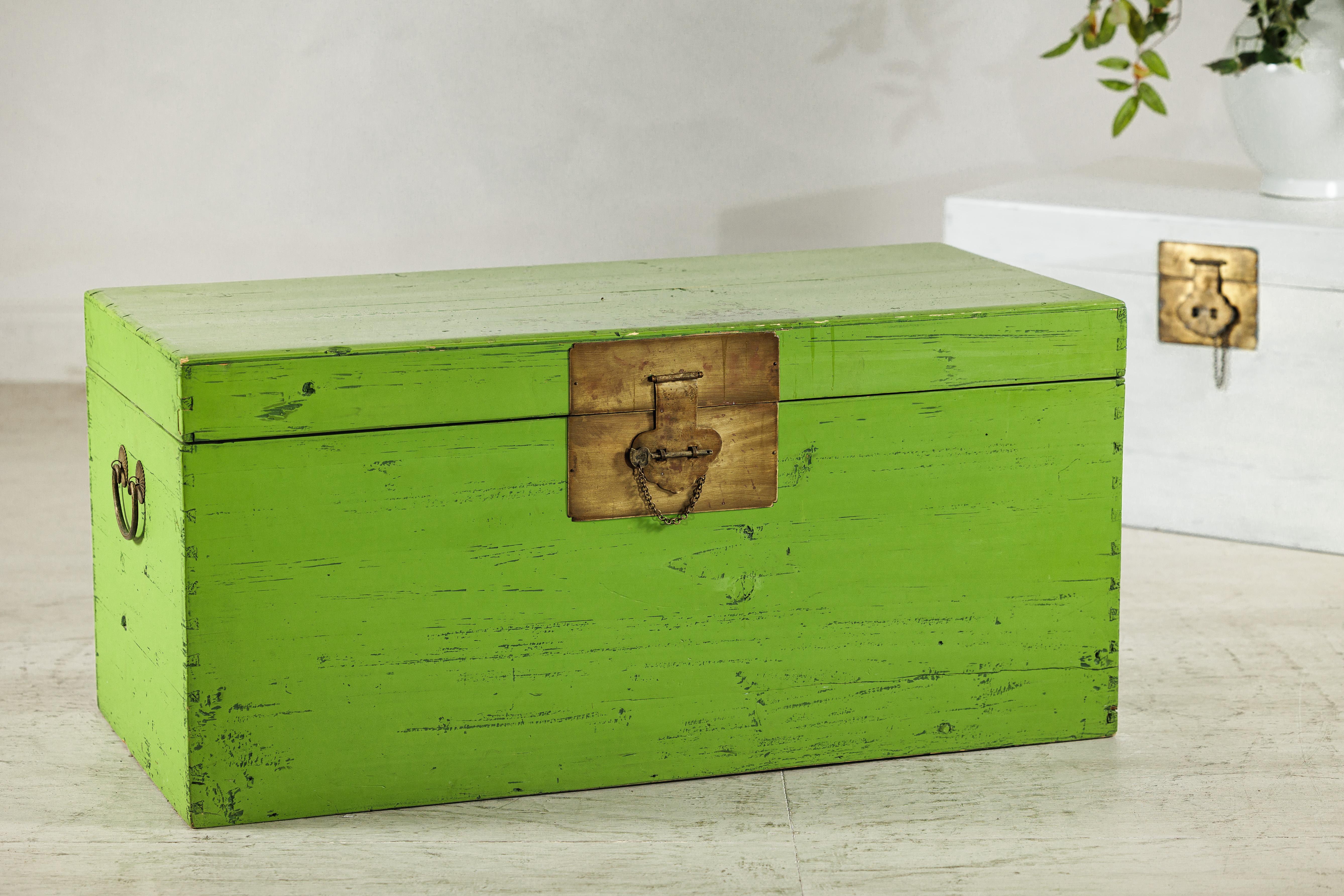 Vintage Chinese Wooden Trunk with Bright Green Finish and Brass Hardware For Sale 3