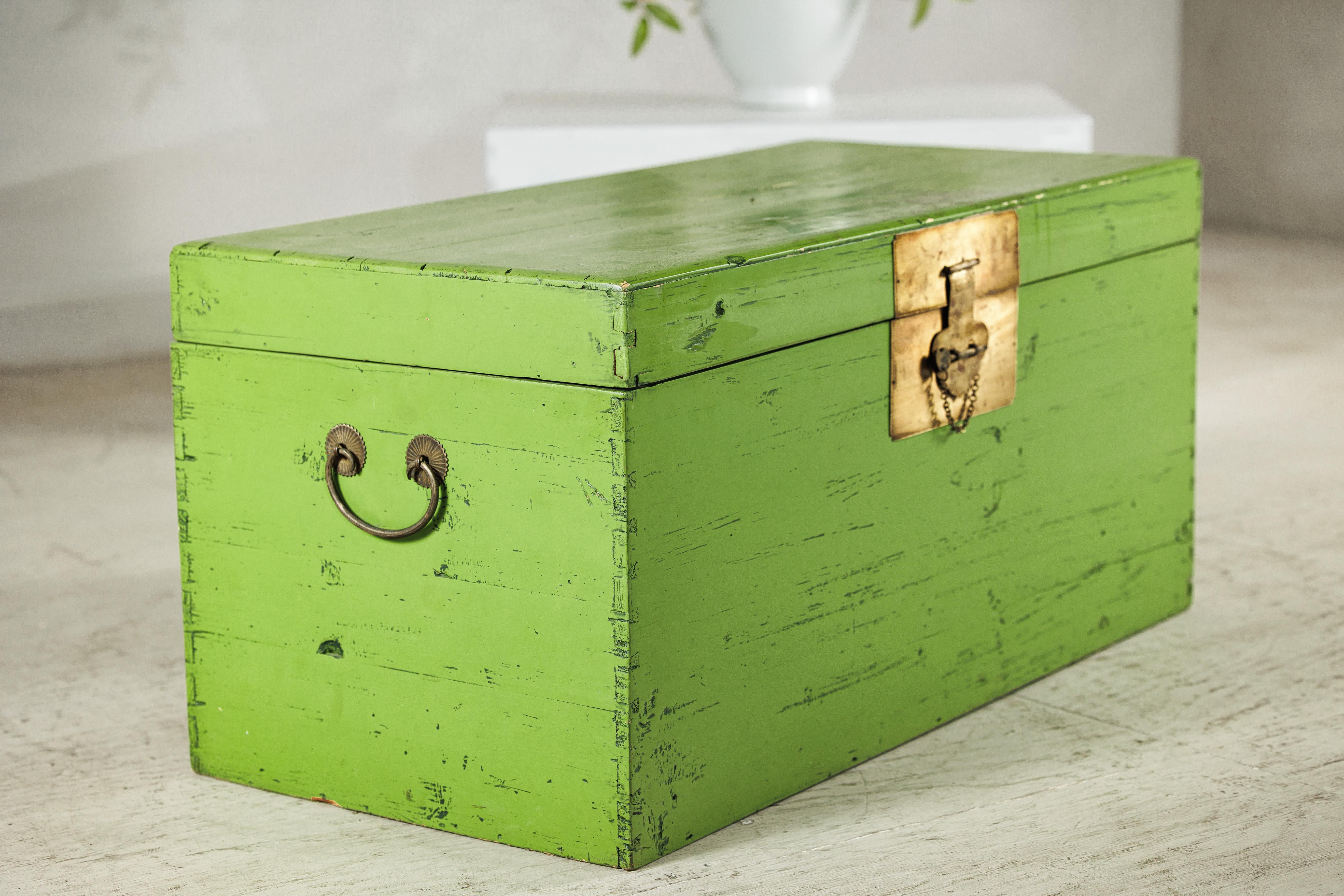 Vintage Chinese Wooden Trunk with Bright Green Finish and Brass Hardware For Sale 4