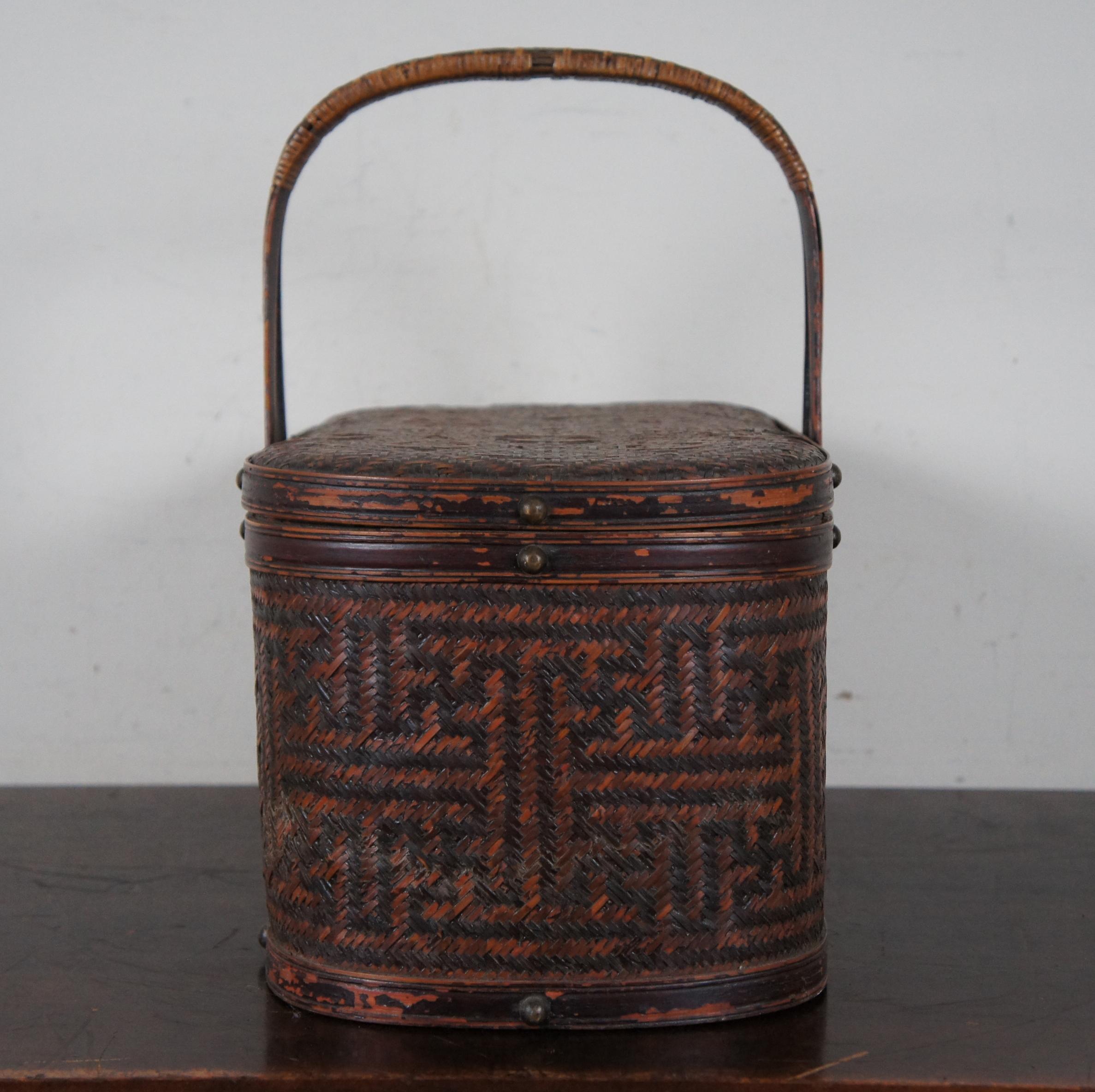 Vintage Chinese Woven Bamboo Wicker Rattan Lidded Handled Picnic Basket In Good Condition In Dayton, OH
