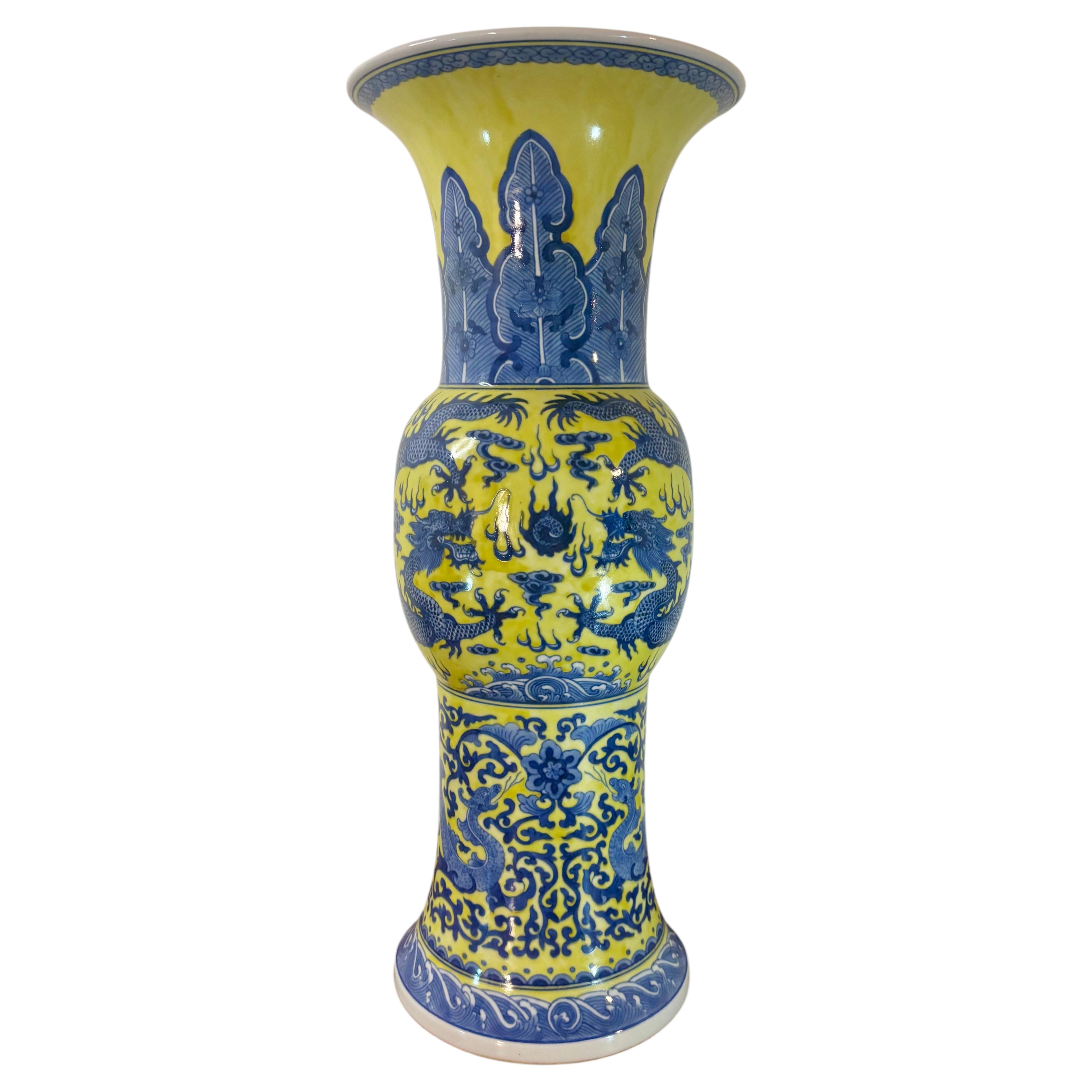 Vase de sol vintage en porcelaine chinoise représentant un dragon, de couleur jaune et bleue, peint à la main
