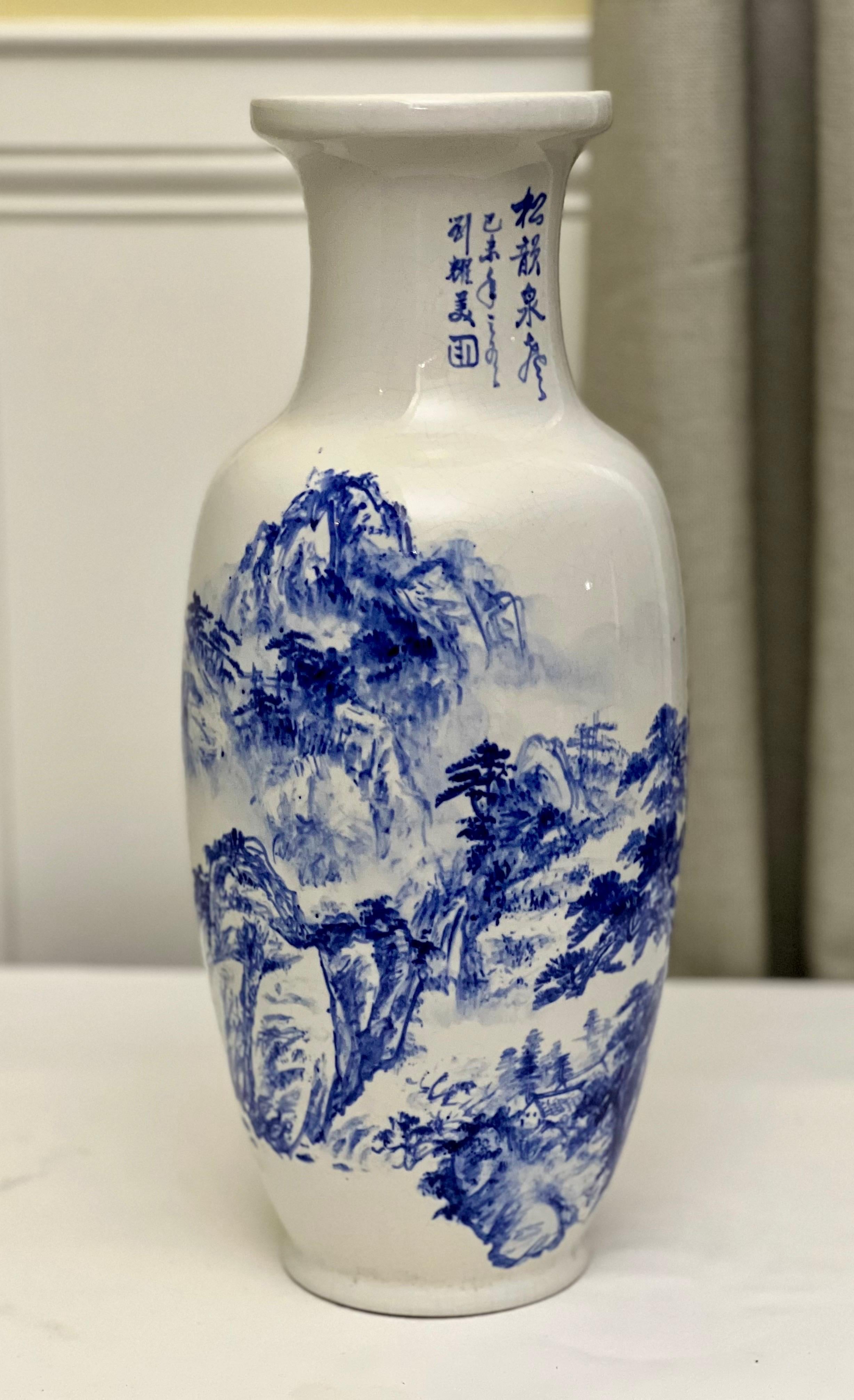 Blaue und weiße balusterförmige Porzellanvase mit Zhongfeng-Marke auf dem Sockel, ca. 1960er Jahre.

Wunderschöne Vase mit einer weitläufigen Gebirgsszene und einzigartiger Kalligrafie-Schrift. Auf dem Hals befindet sich ein einzigartiges