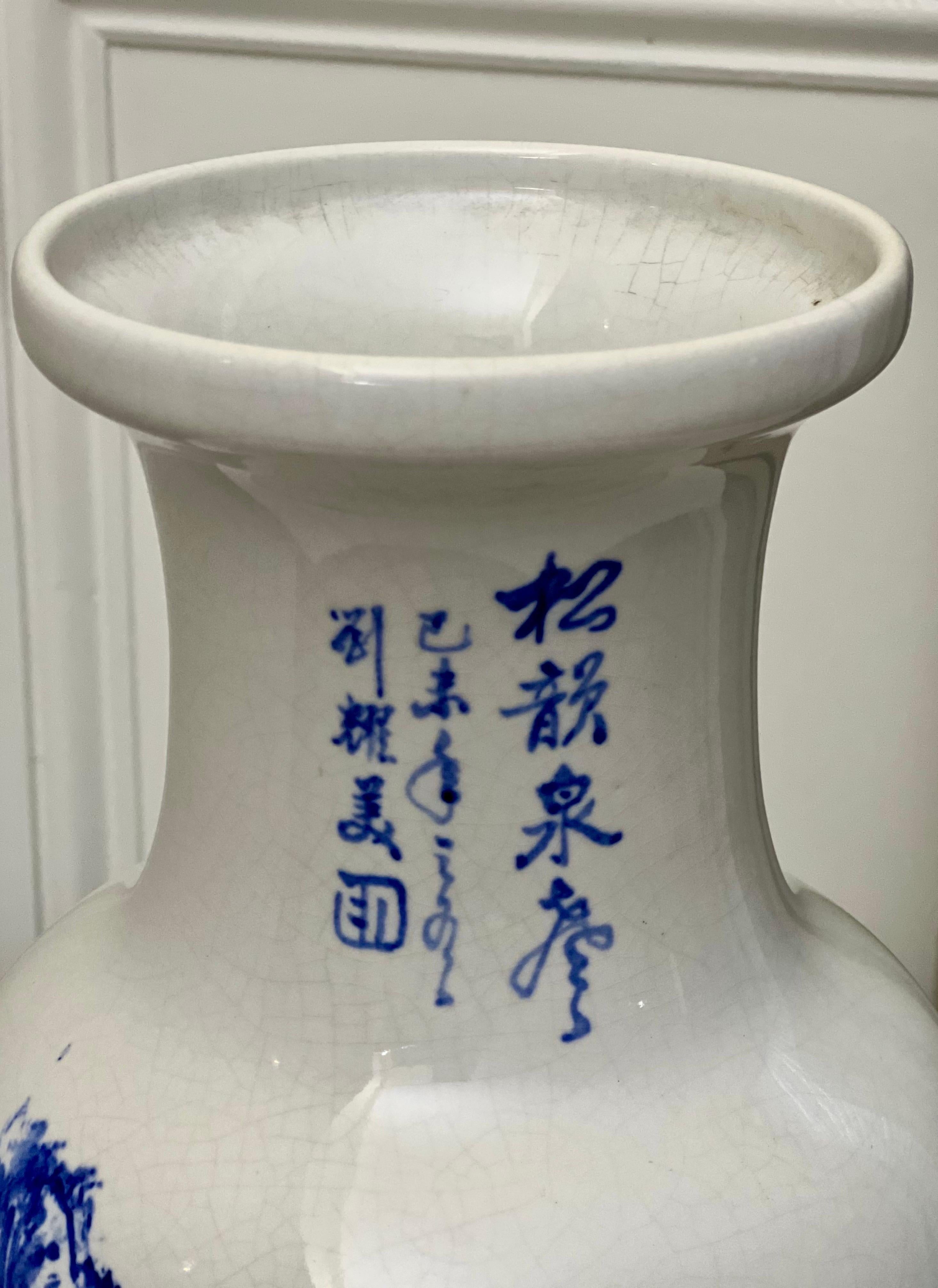 Chinesische Vase in Balusterform aus blauem und weißem Porzellan (Mitte des 20. Jahrhunderts) im Angebot