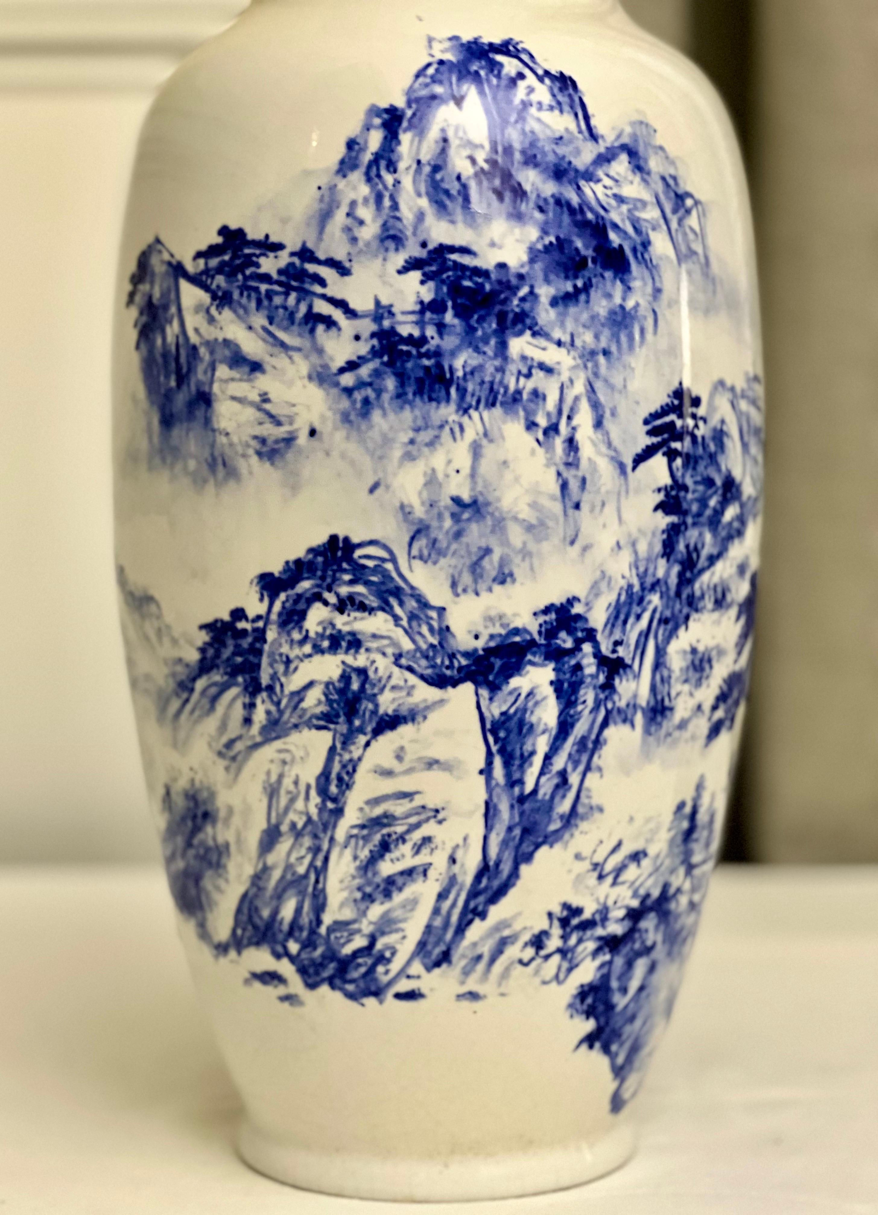 Chinesische Vase in Balusterform aus blauem und weißem Porzellan im Angebot 1