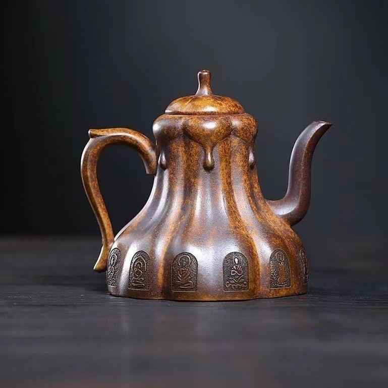 Cette théière chinoise vintage Zisha, faite à la main, est une pièce de collection exquise et rare qui allie l'art de la culture chinoise du thé au symbolisme spirituel. Fabriquée en argile Zisha de haute qualité, un matériau réputé pour sa porosité