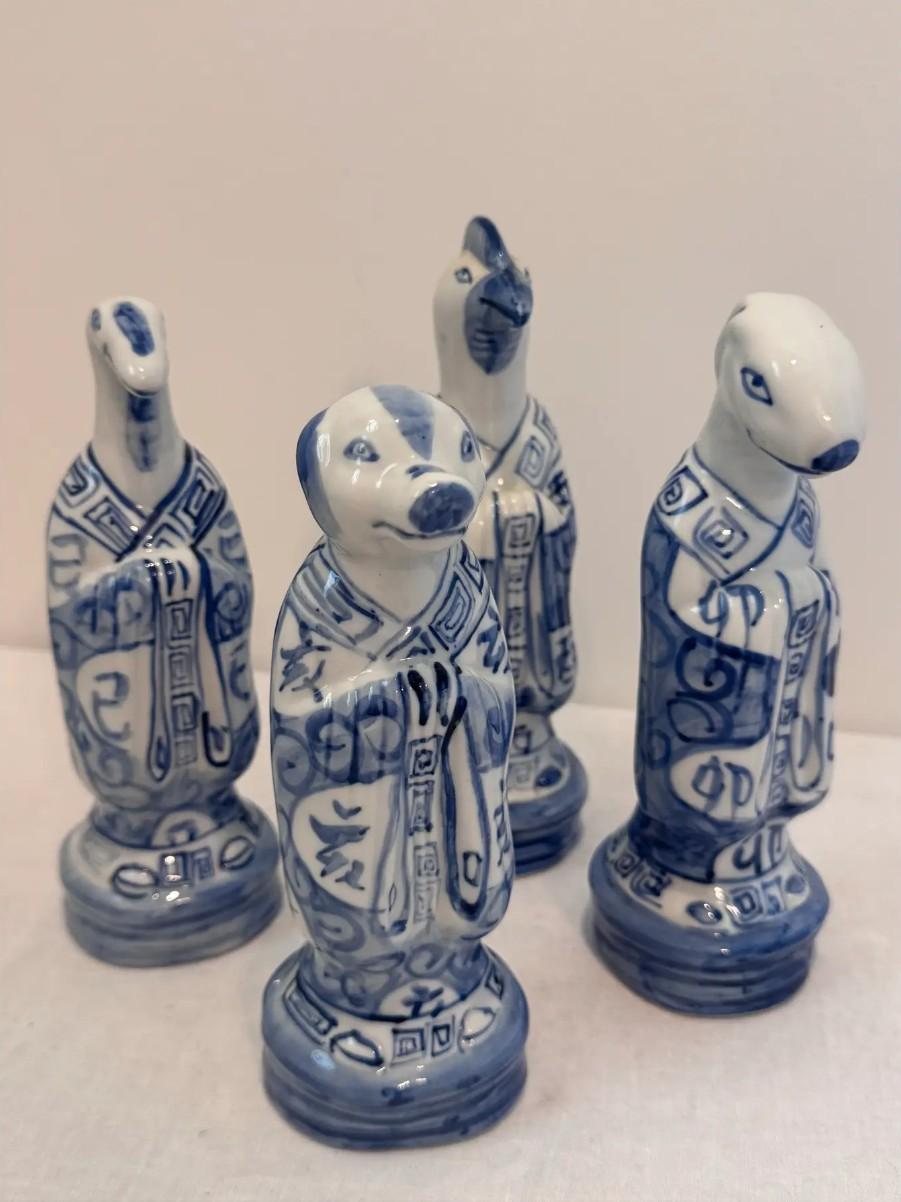 Statuette Zodiac cinesi vintage in bianco e blu - Set di 4 statue in vendita 4