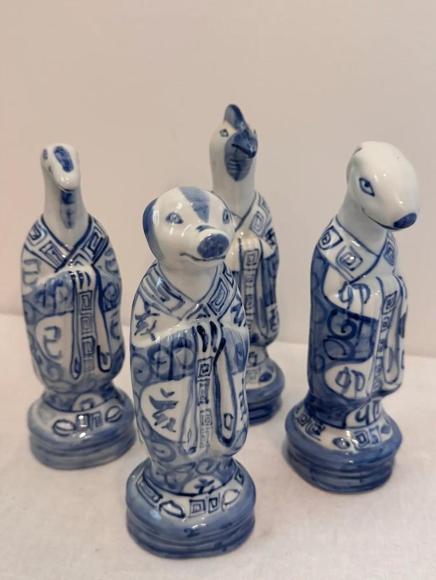 Questo affascinante set di quattro statuette vintage dello zodiaco cinese in porcellana mette in mostra la classica arte in bianco e blu dal fascino intramontabile. Ogni figura, alta circa 8 pollici, rappresenta uno degli animali dello zodiaco ed è