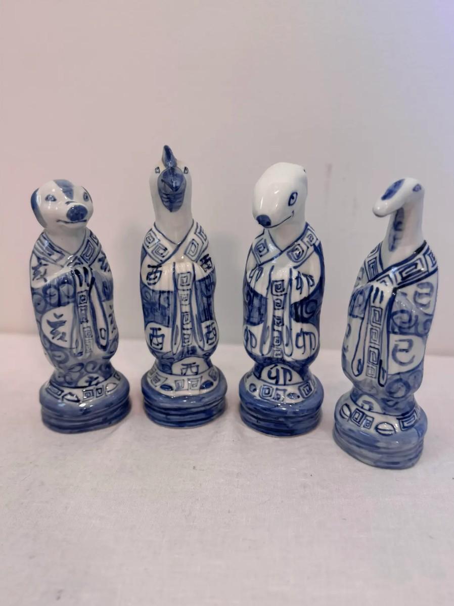 Cineserie Statuette Zodiac cinesi vintage in bianco e blu - Set di 4 statue in vendita