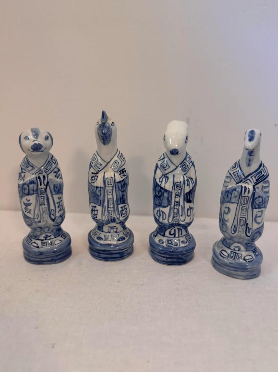 Porcellana Statuette Zodiac cinesi vintage in bianco e blu - Set di 4 statue in vendita
