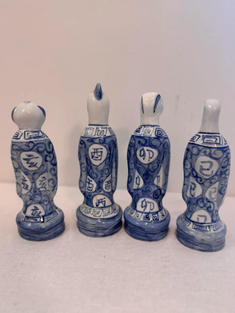Statuette Zodiac cinesi vintage in bianco e blu - Set di 4 statue in vendita 1
