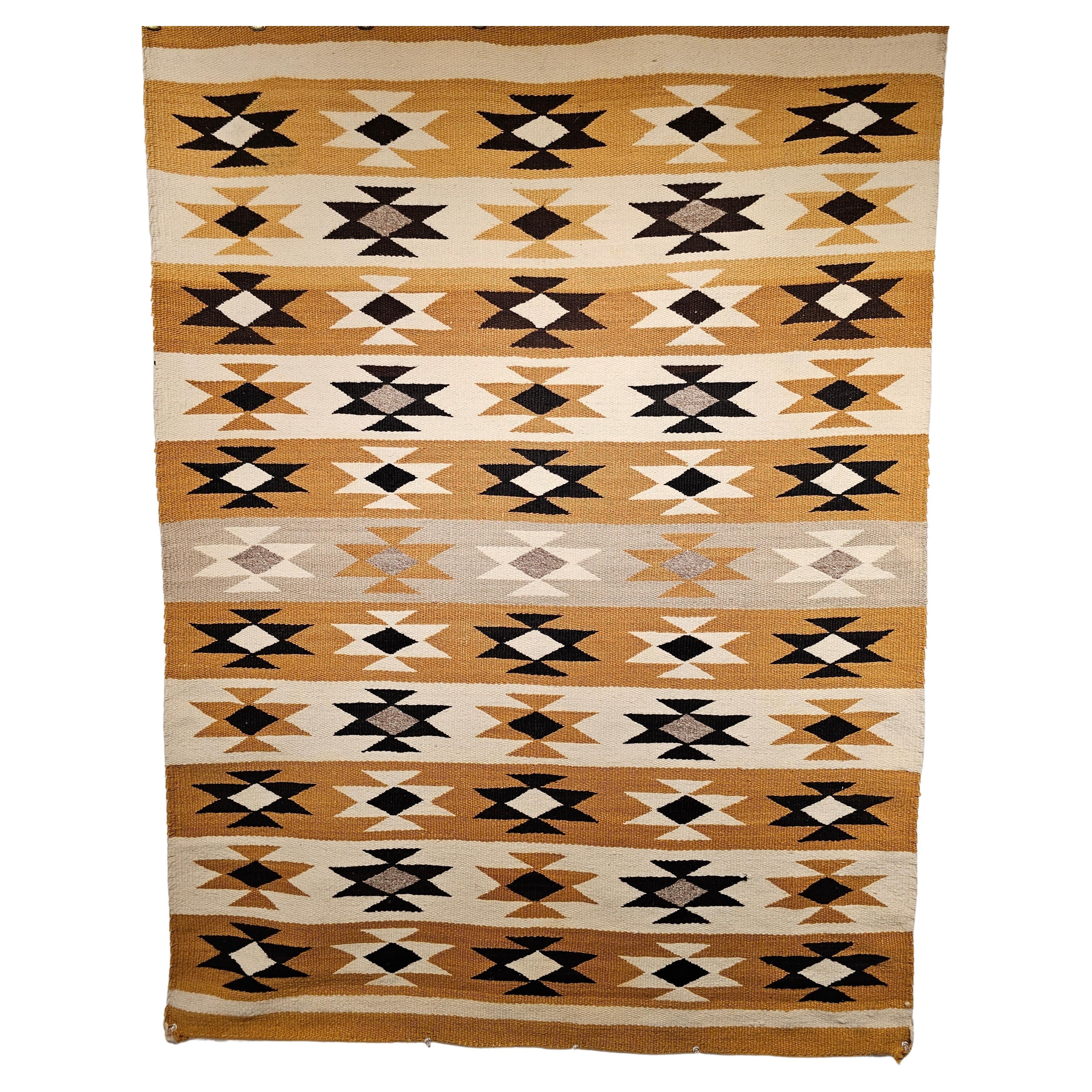 Vintage Native American Navajo Chinle Teppich in Gelb, Schwarz, Elfenbein, Grau, Braun