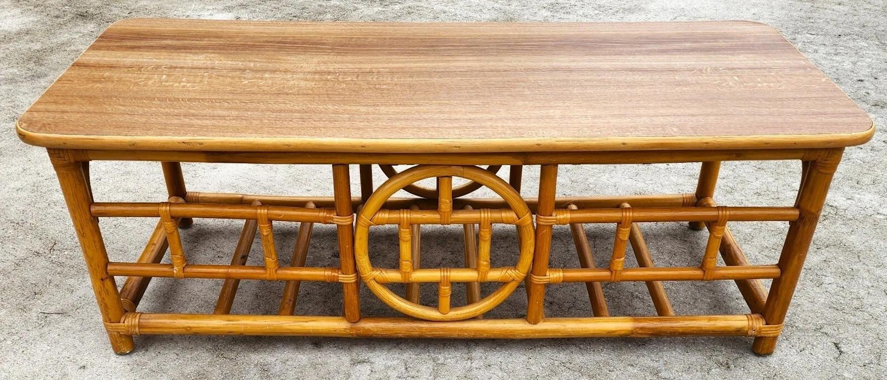 Fine XX secolo Vintage Chinoiserie Asian Bamboo Rattan Coffee Table in vendita