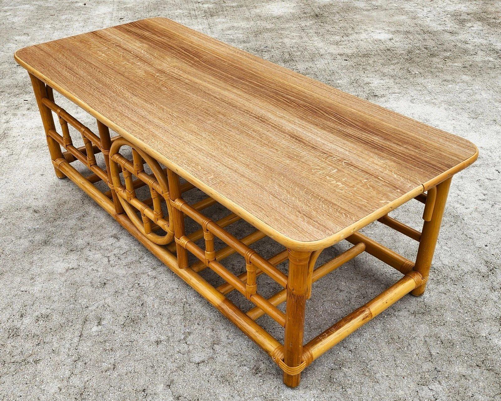 Bambù Vintage Chinoiserie Asian Bamboo Rattan Coffee Table in vendita