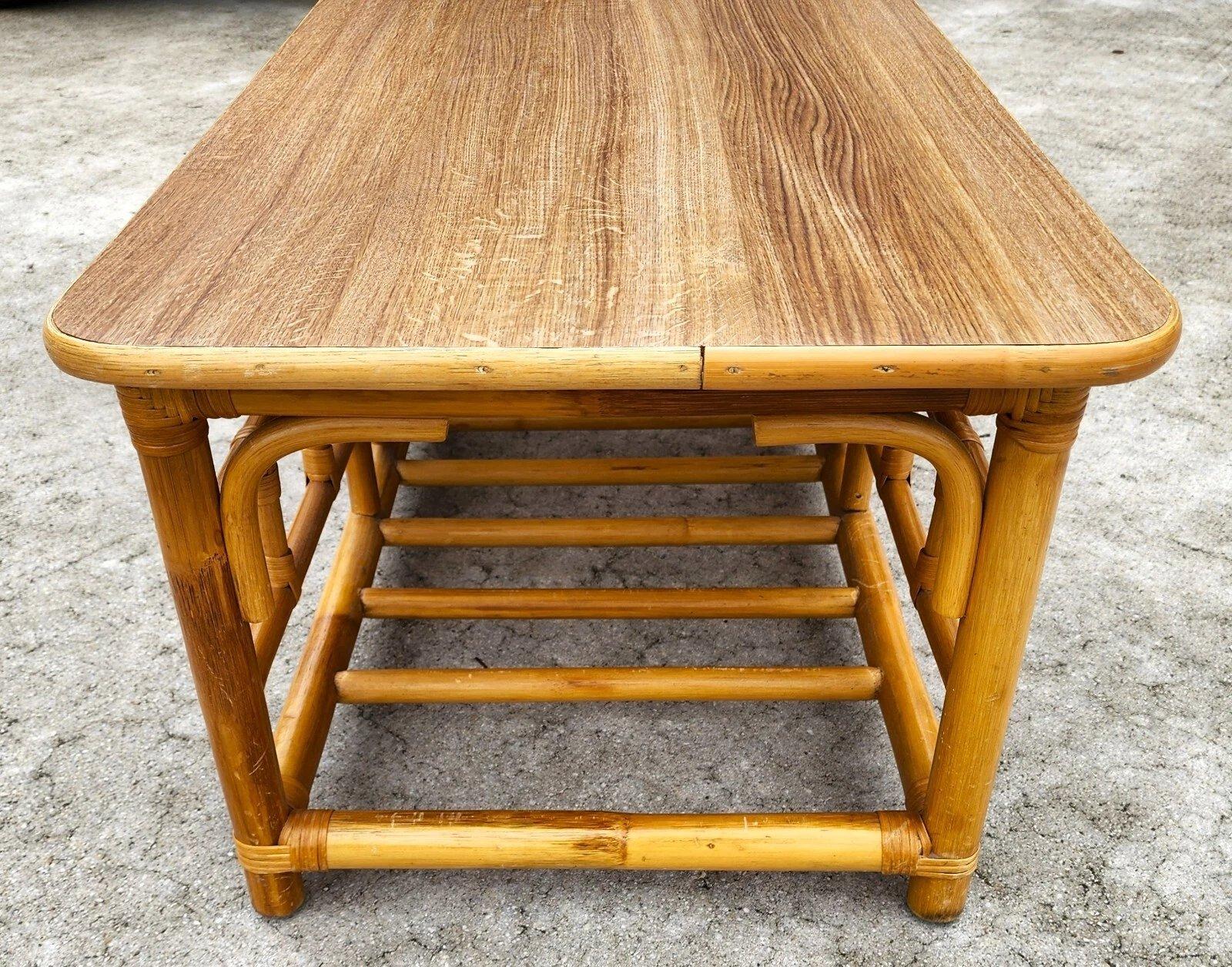 Vintage Chinoiserie Asian Bamboo Rattan Coffee Table in vendita 1