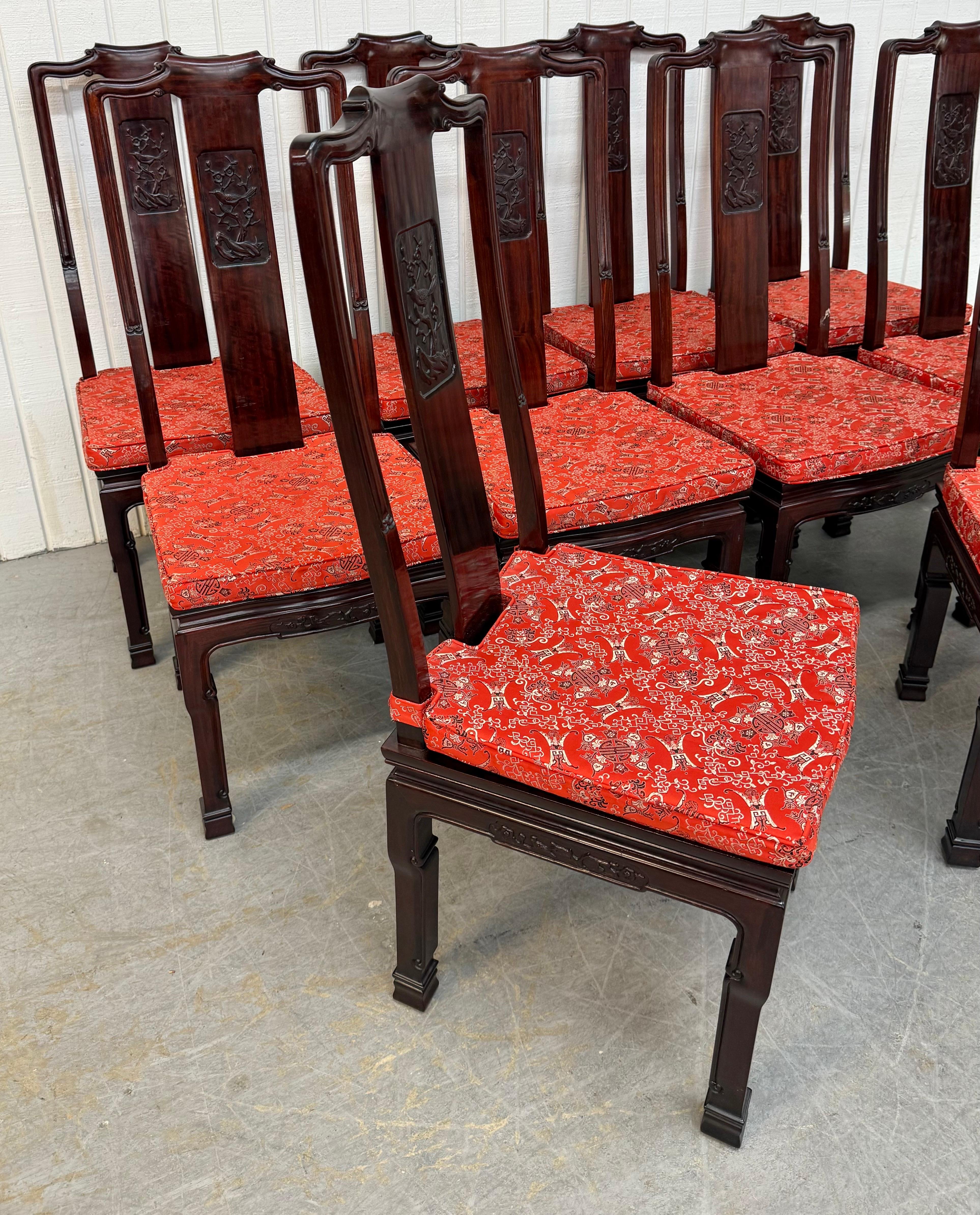 Questo annuncio si riferisce a un set di 10 sedie da pranzo in palissandro vintage in stile Asian Style. Presenta un design con schienale alto, dieci sedie laterali, una struttura in legno di palissandro massiccio, accenti intagliati, cuscini di