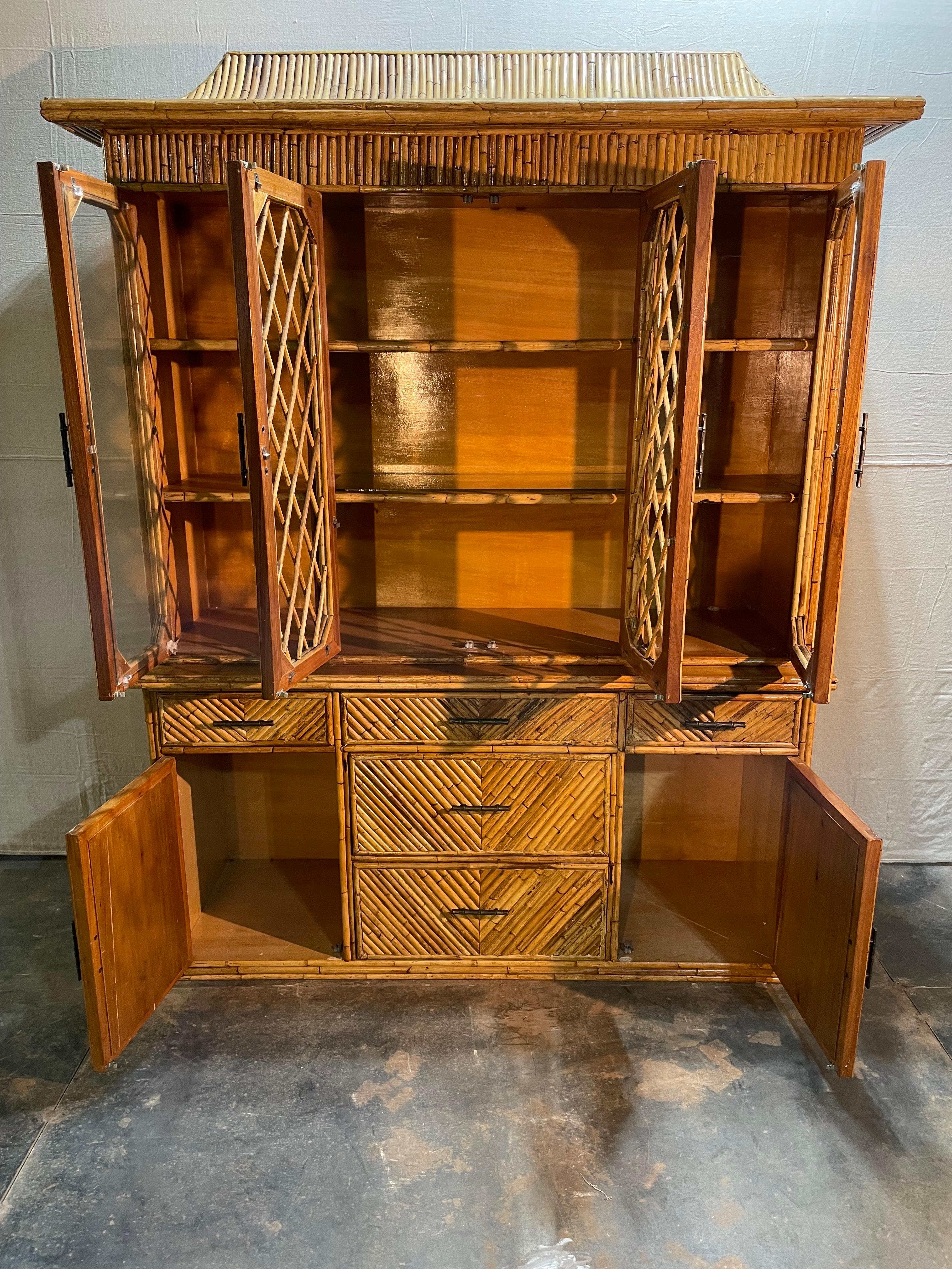 Schöner zweiteiliger Bambusschrank
Hergestellt im Stil der Chinoiserie
Hergestellt in Asien in den 1970er Jahren
Großartiger Stil und Funktion für Ihre Bibliothek, Ihr Esszimmer oder jeden anderen Raum, der Stauraum und Pep braucht!
Dieses Stück ist