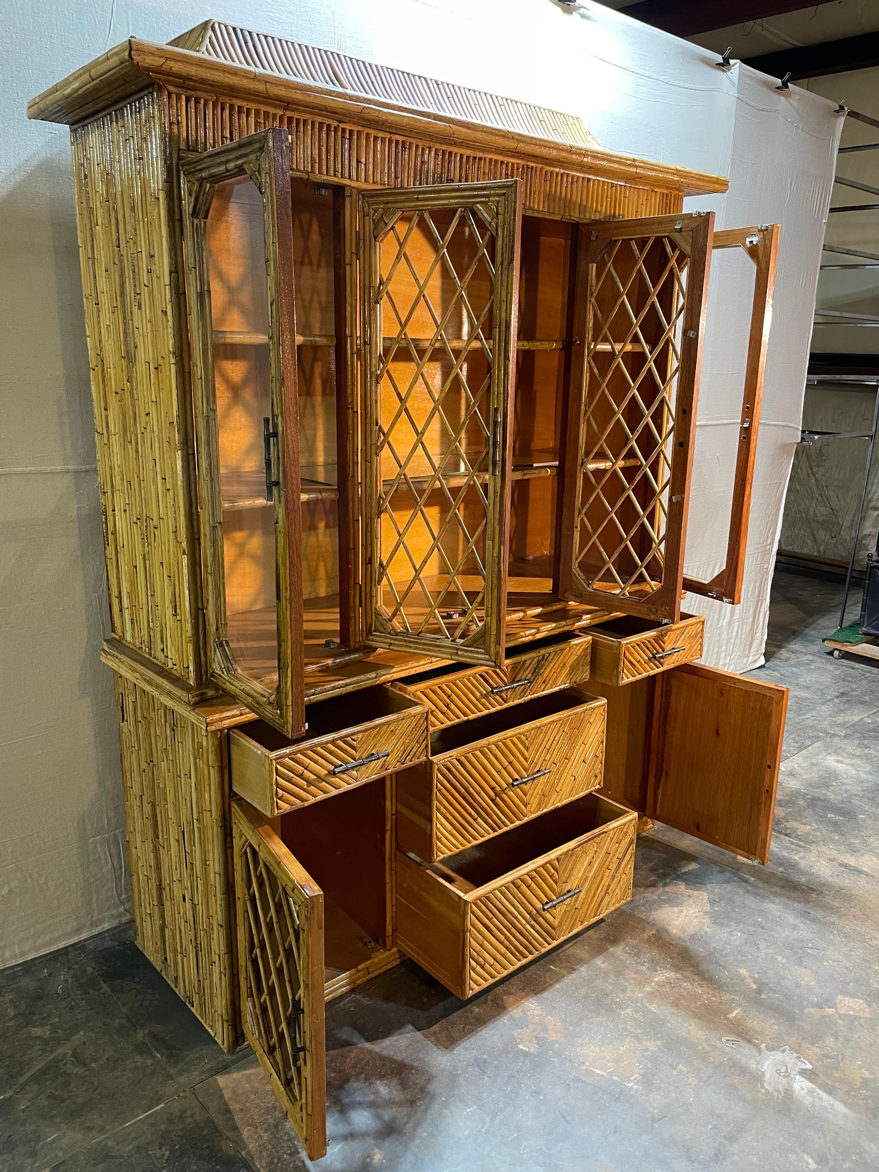 Vintage Chinoiserie-Bambus-Schrank (Asiatisch) im Angebot