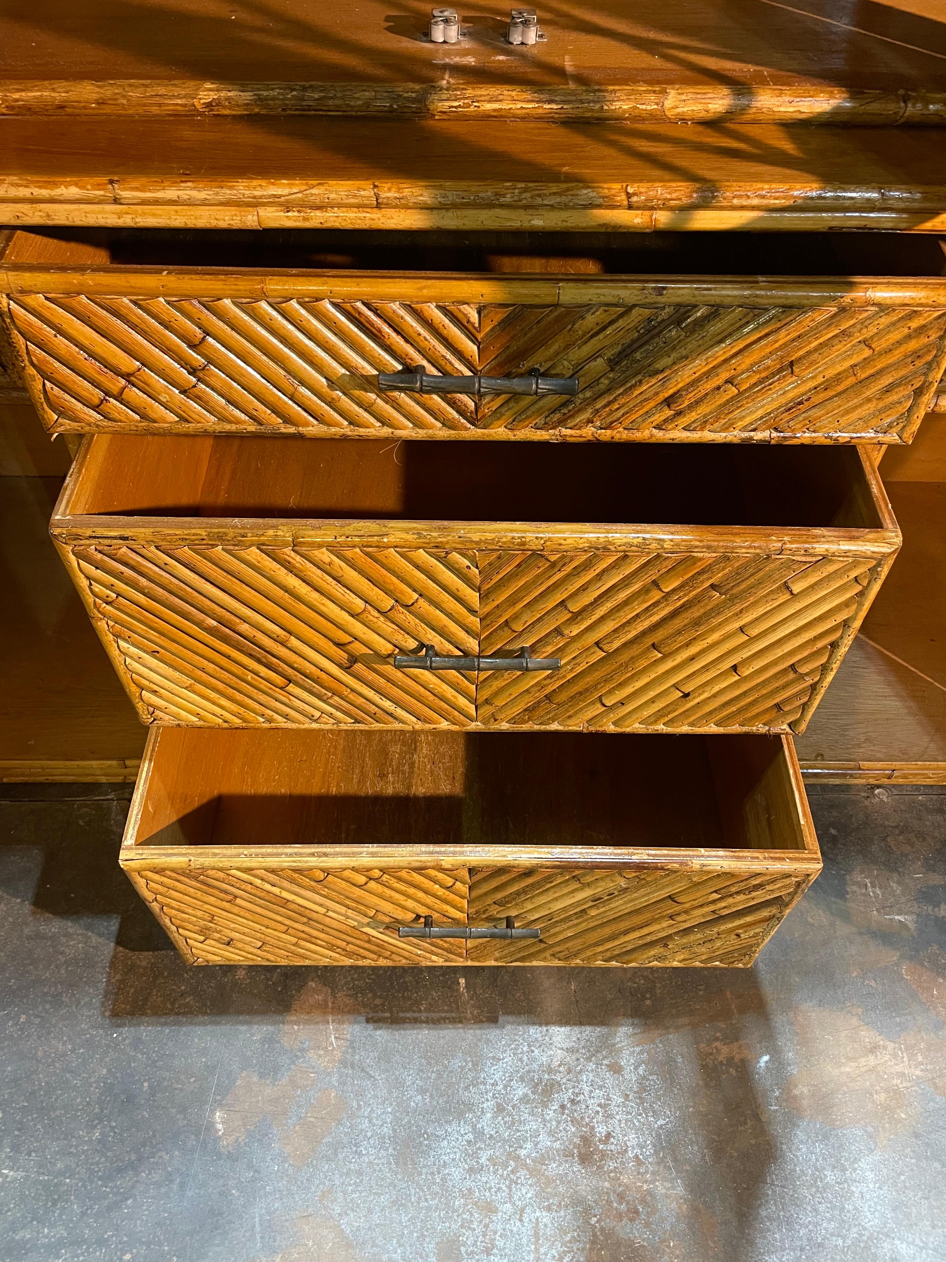 Vintage Chinoiserie-Bambus-Schrank (20. Jahrhundert) im Angebot