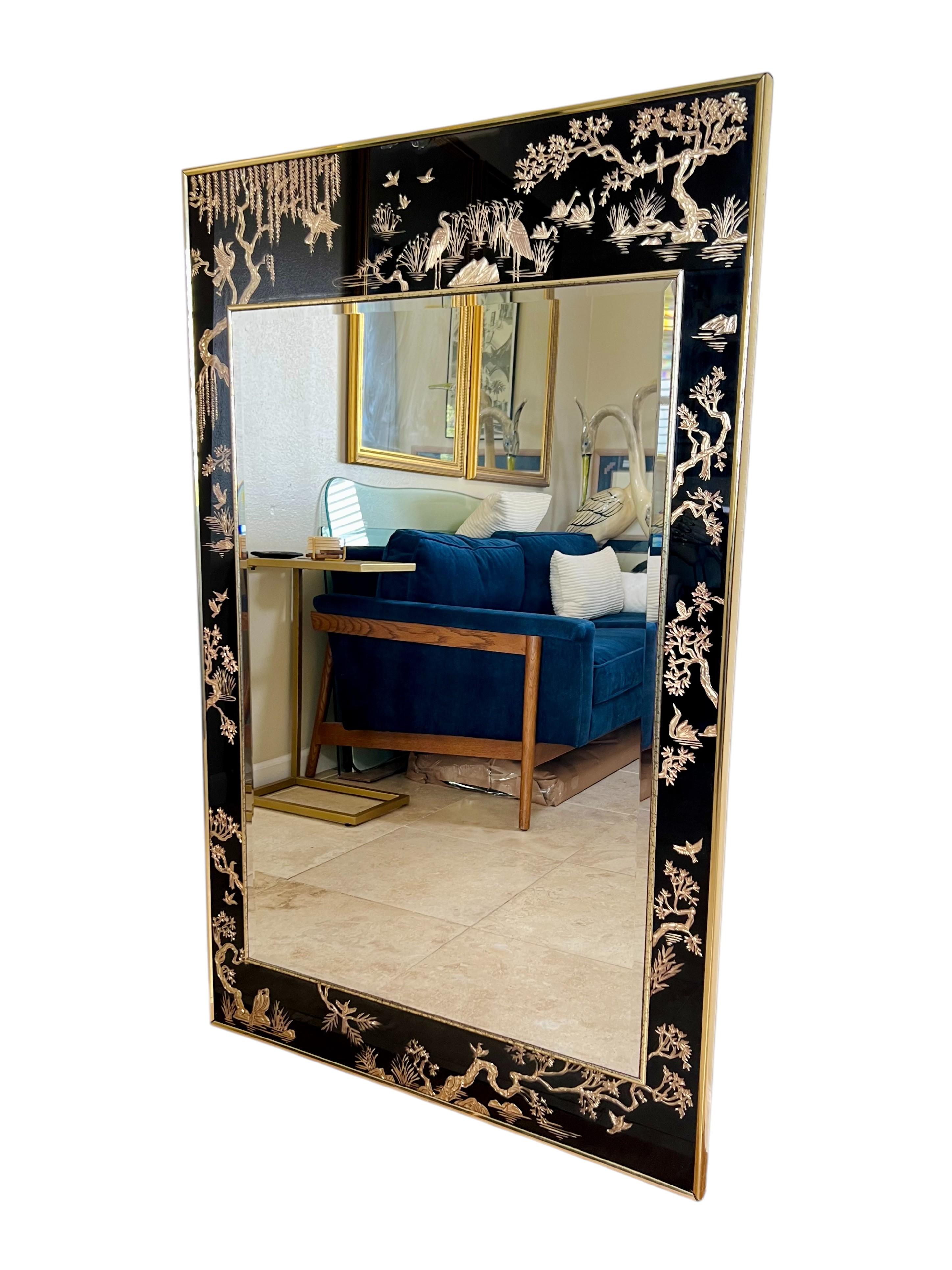 Dieser Chinoiserie-Wandspiegel im Vintage-Stil von LaBarge zeichnet sich durch ein überlagertes Design aus - Glas über schwarzer Folie über Blattgold und Farbe -, das ihm aus der Nähe betrachtet einen interessanten dimensionalen Effekt verleiht. Das