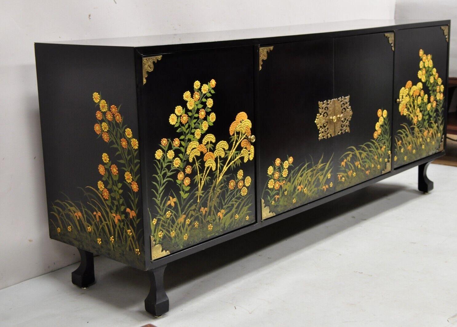 Crédence Vintage Chinoiserie Laque Noire Peinte à la Main Meuble à Crédence Floral. L'article présente des détails floraux en relief peints à la main sur la façade et les côtés, une finition laquée noire, 4 portes d'armoire à battants, reposant sur