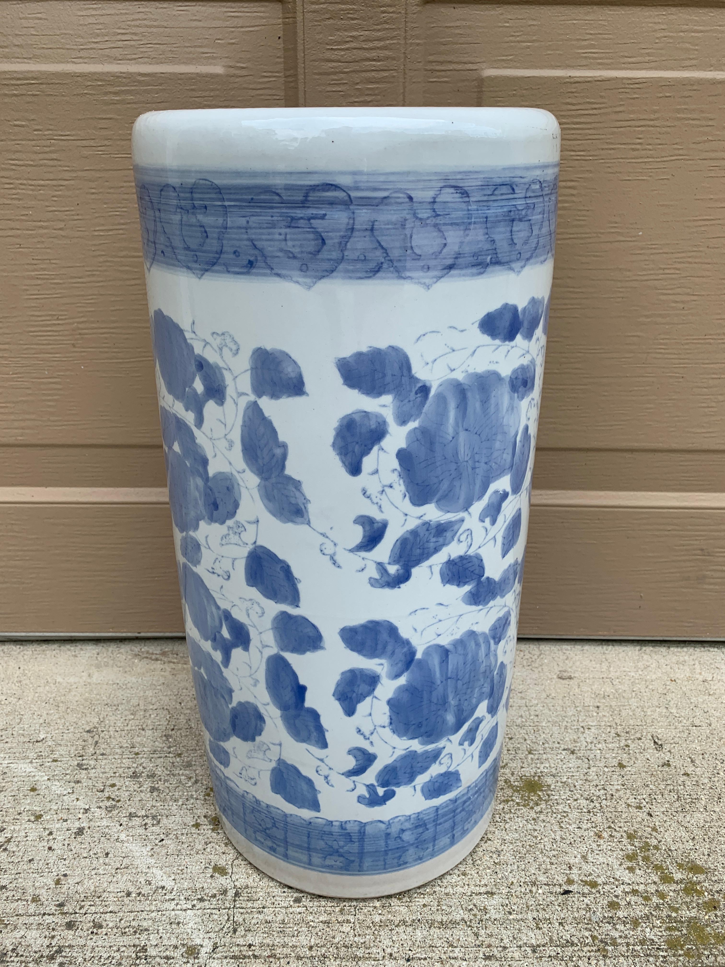 Portaombrelli in porcellana blu e bianca d'epoca Chinoiserie in vendita 3