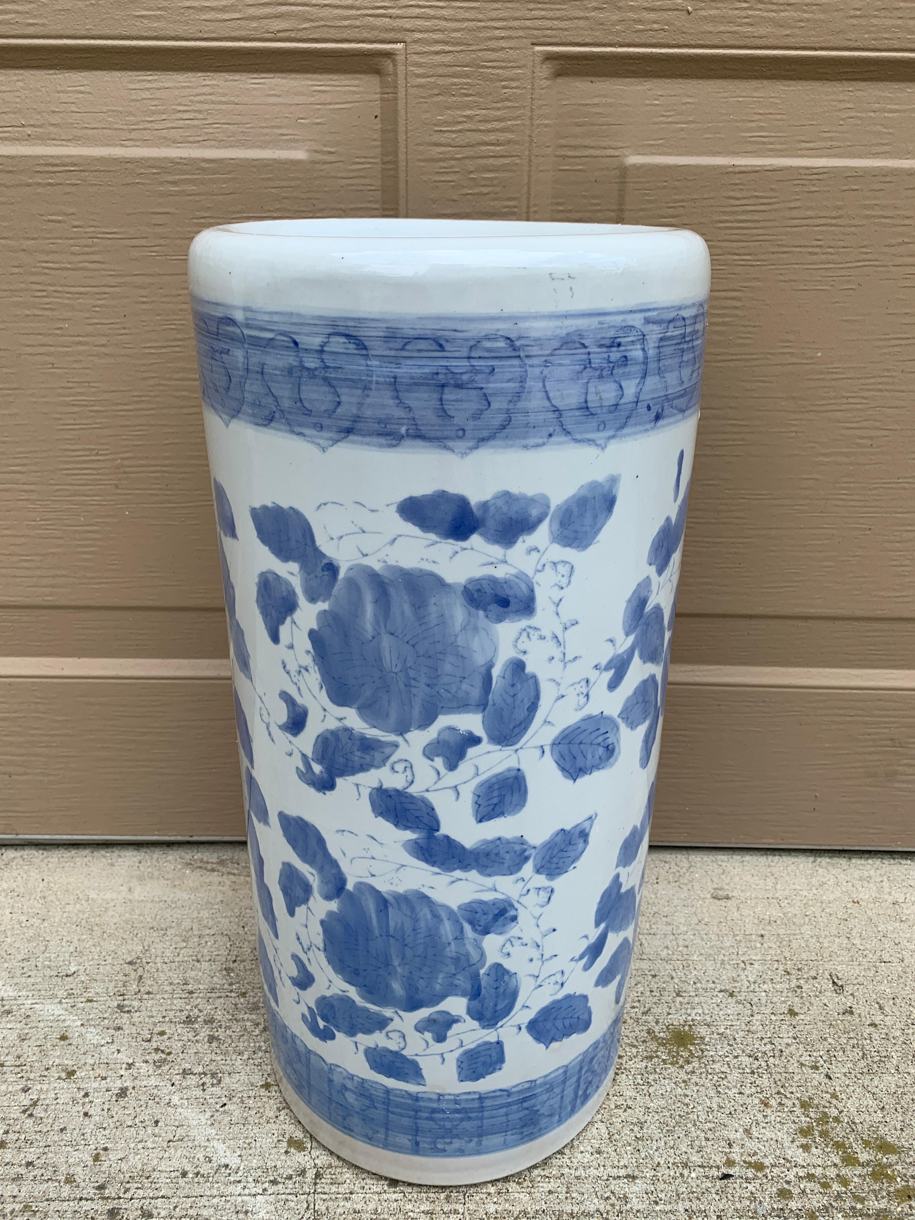 Portaombrelli in porcellana blu e bianca d'epoca Chinoiserie in vendita 4