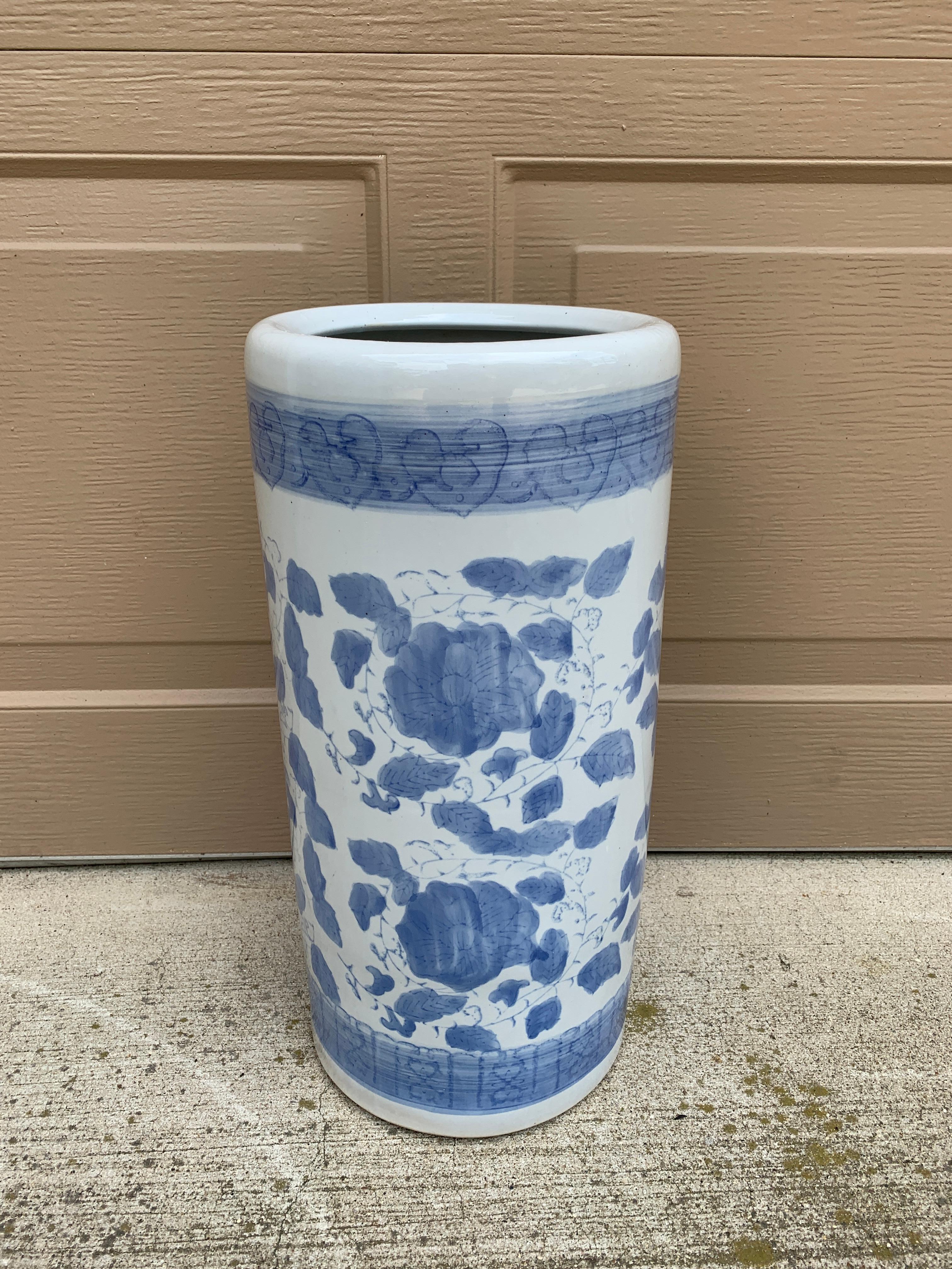 Uno splendido portaombrelli o portacanne in porcellana blu e bianca Chinoiserie con disegni floreali asiatici

Cina, fine del XX secolo

Misure: 8,5 