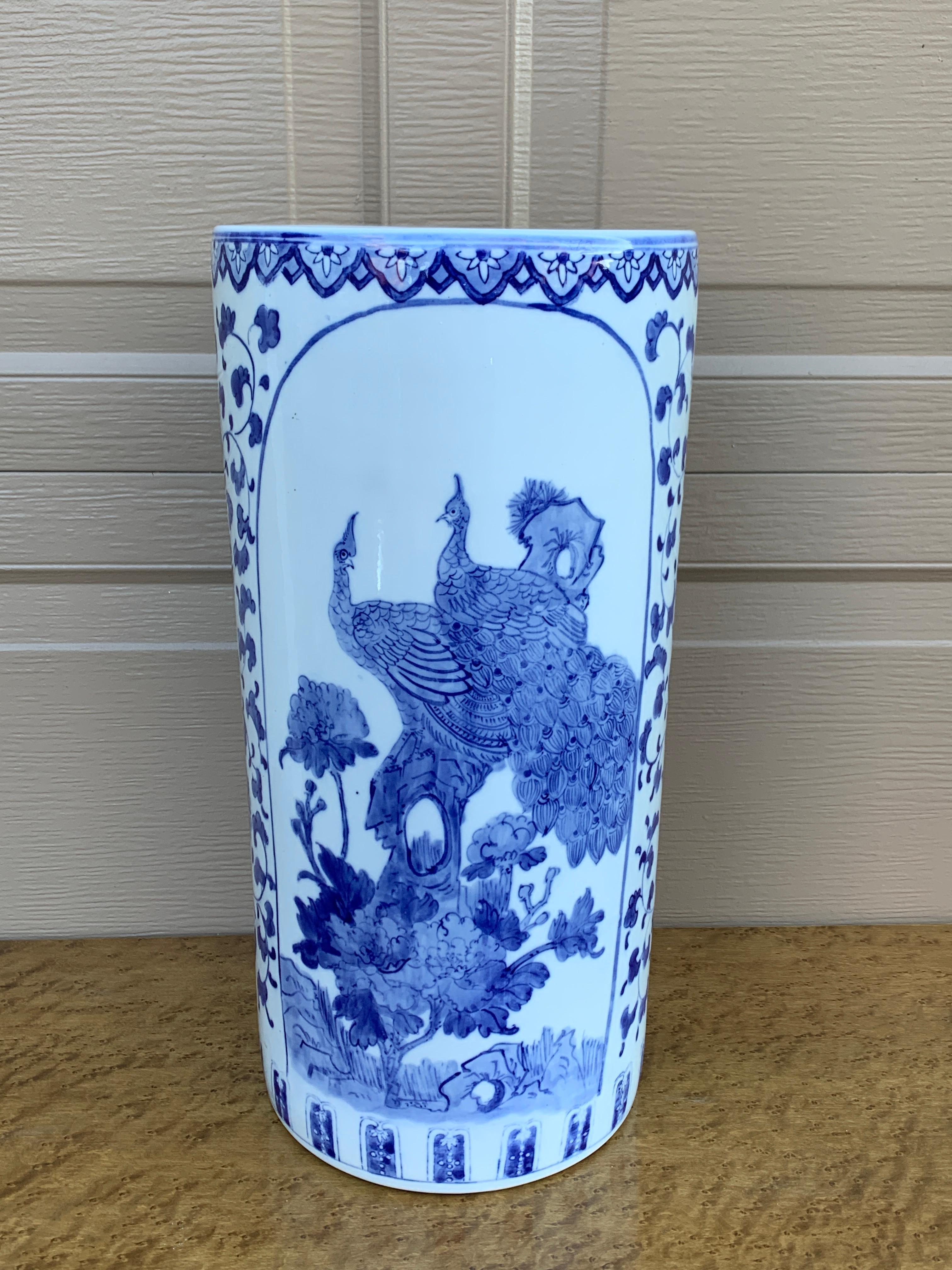 Uno splendido portaombrelli o portacanne in porcellana blu e bianca Chinoiserie con disegni floreali asiatici e uccelli

Cina, fine del XX secolo

Misure: 8,75 