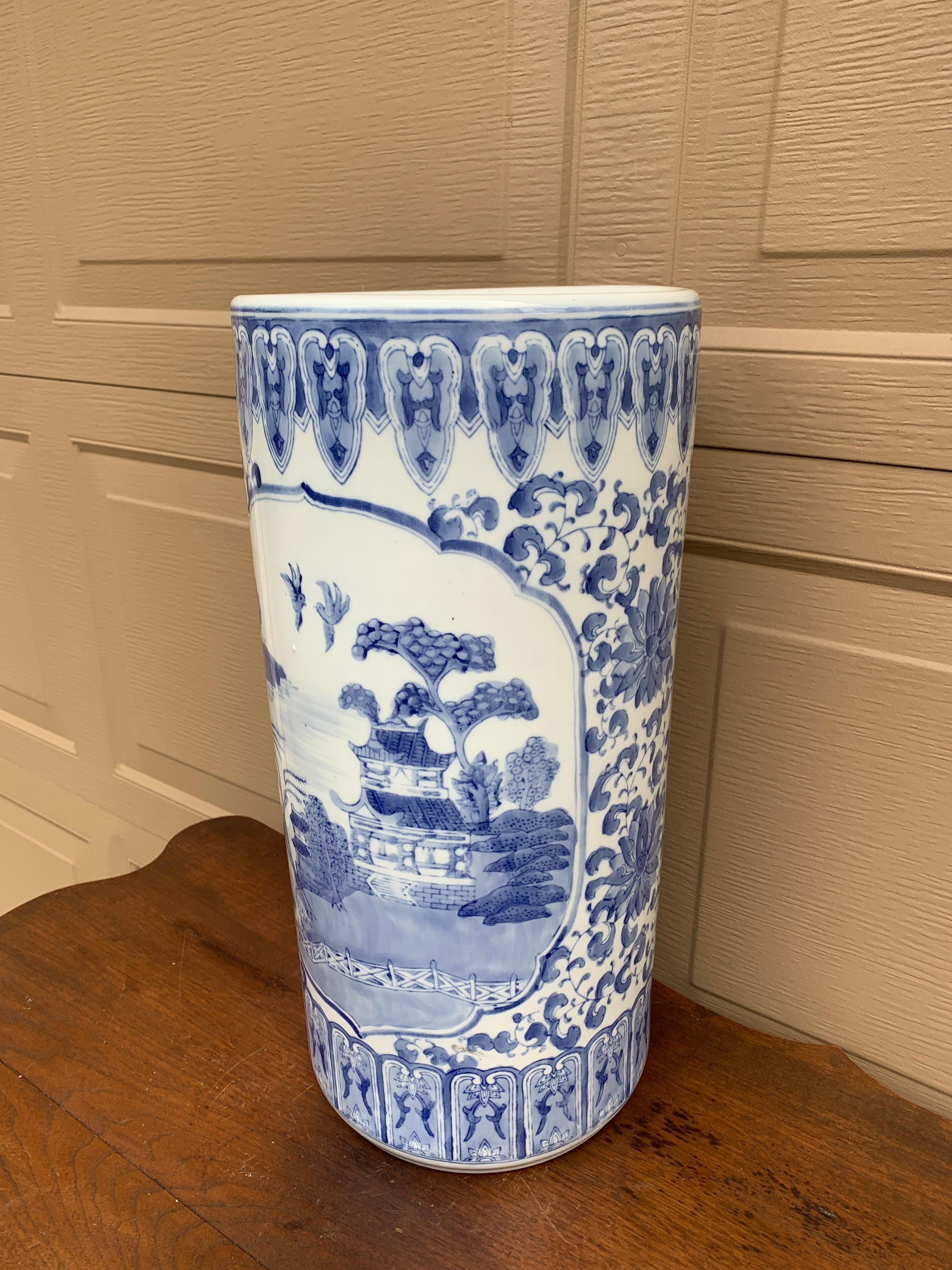 Vintage Chinoiserie Blue and White Porcelain Umbrella Stand In Good Condition For Sale In Elkhart, IN