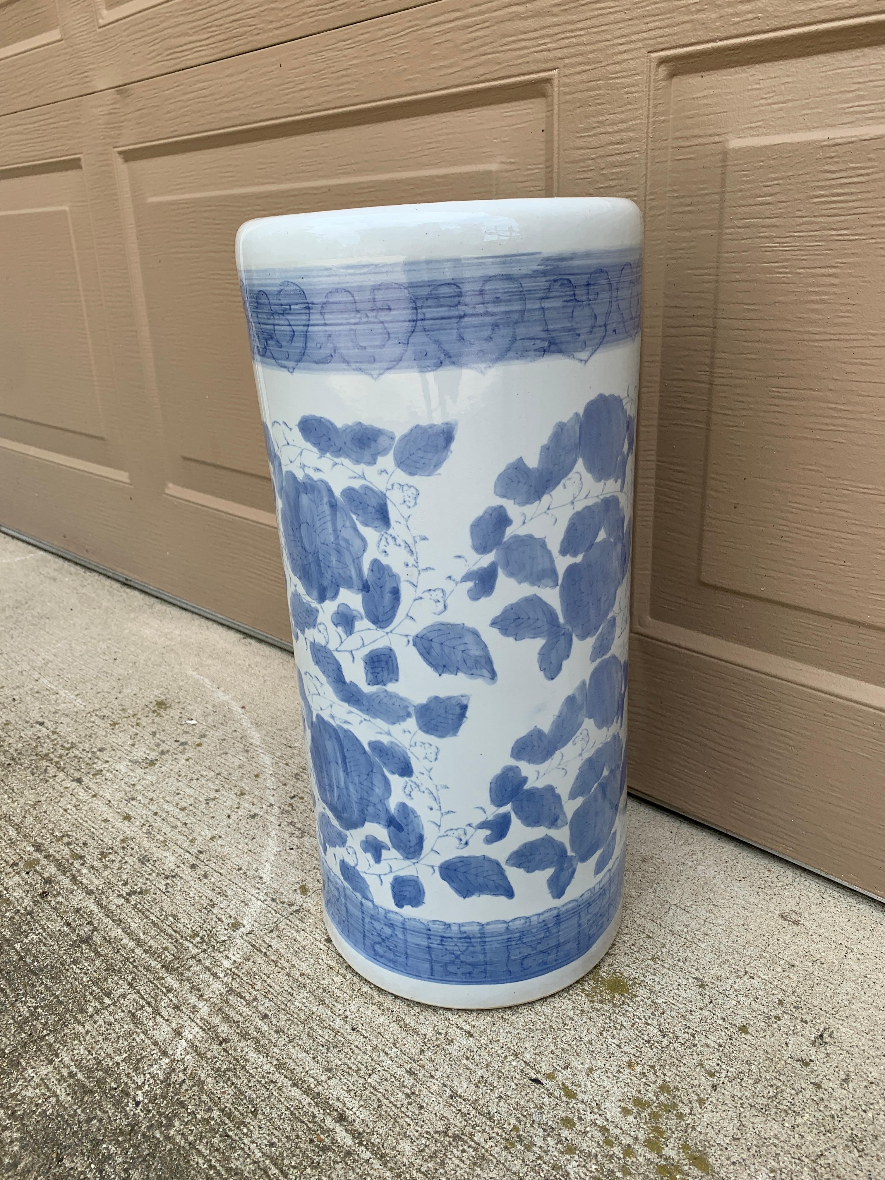 Cinese Portaombrelli in porcellana blu e bianca d'epoca Chinoiserie in vendita