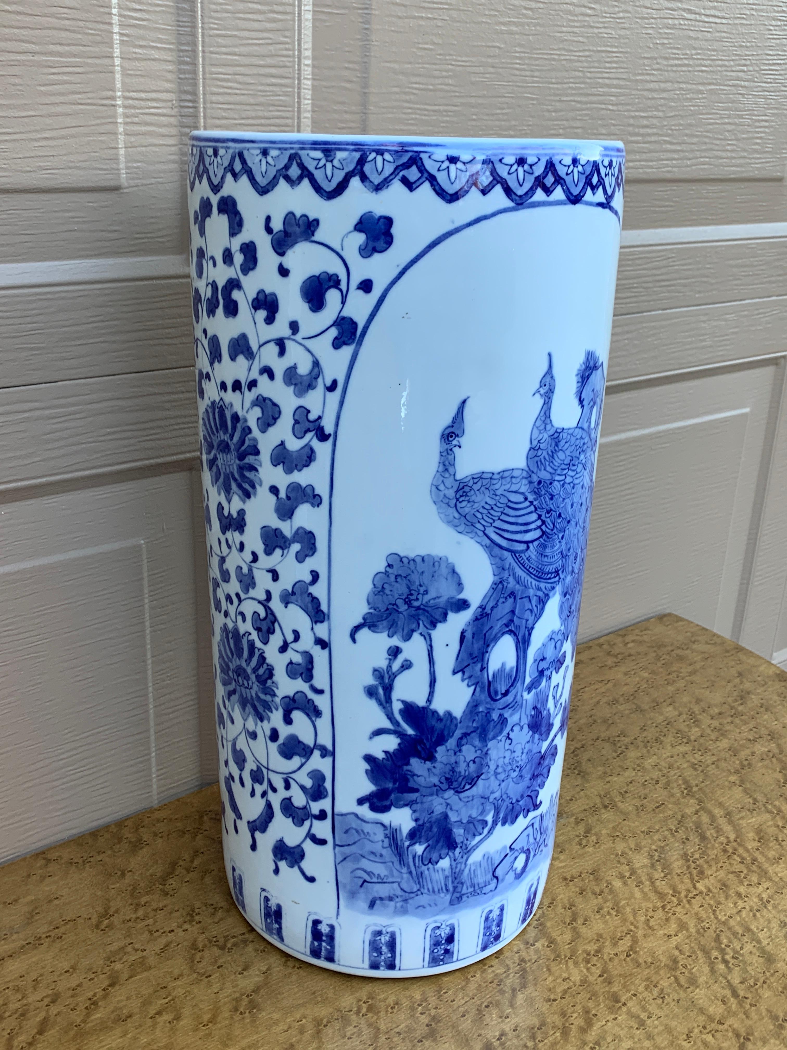 Cinese Portaombrelli in porcellana blu e bianca d'epoca Chinoiserie in vendita