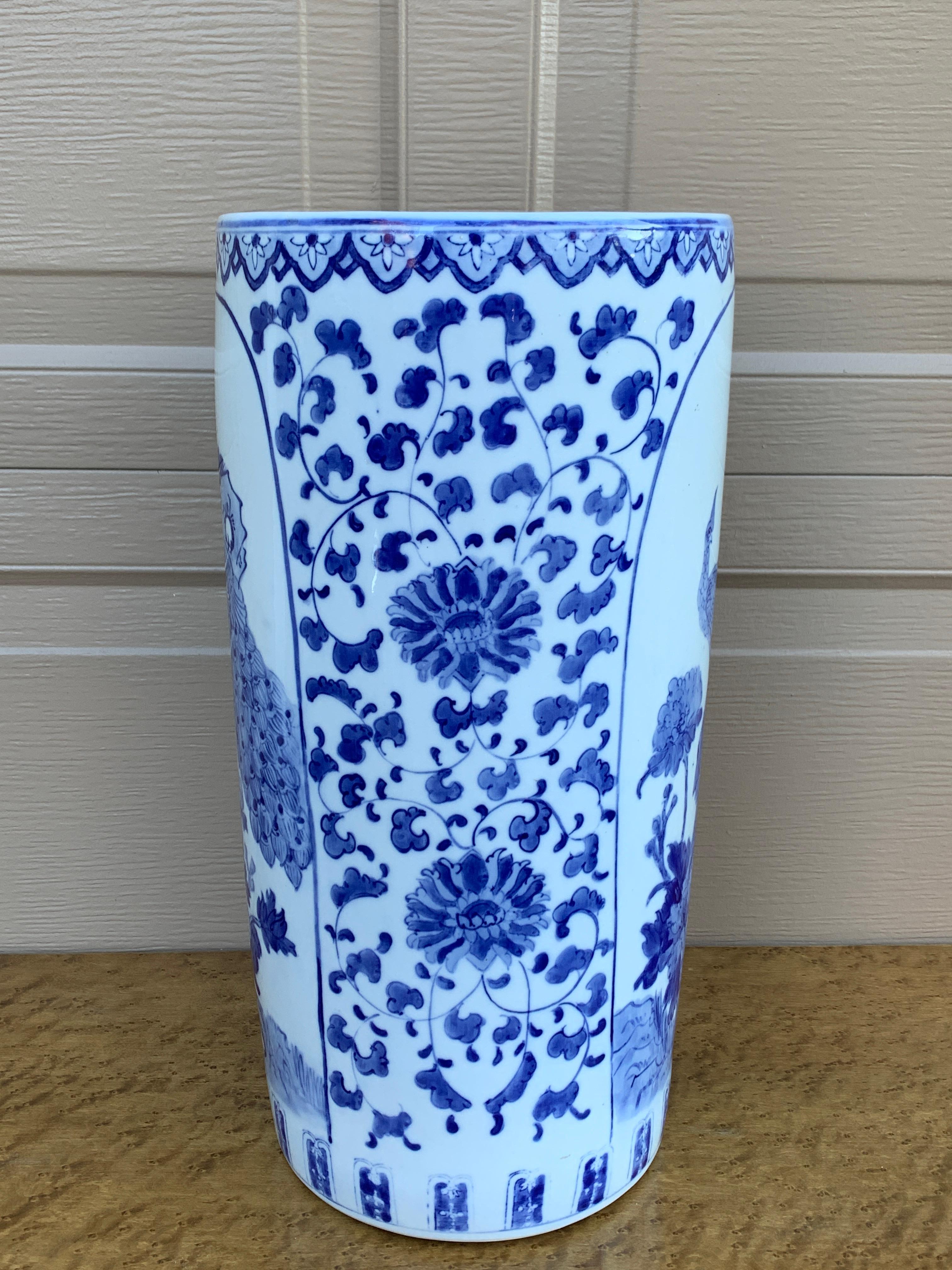 Portaombrelli in porcellana blu e bianca d'epoca Chinoiserie In condizioni buone in vendita a Elkhart, IN