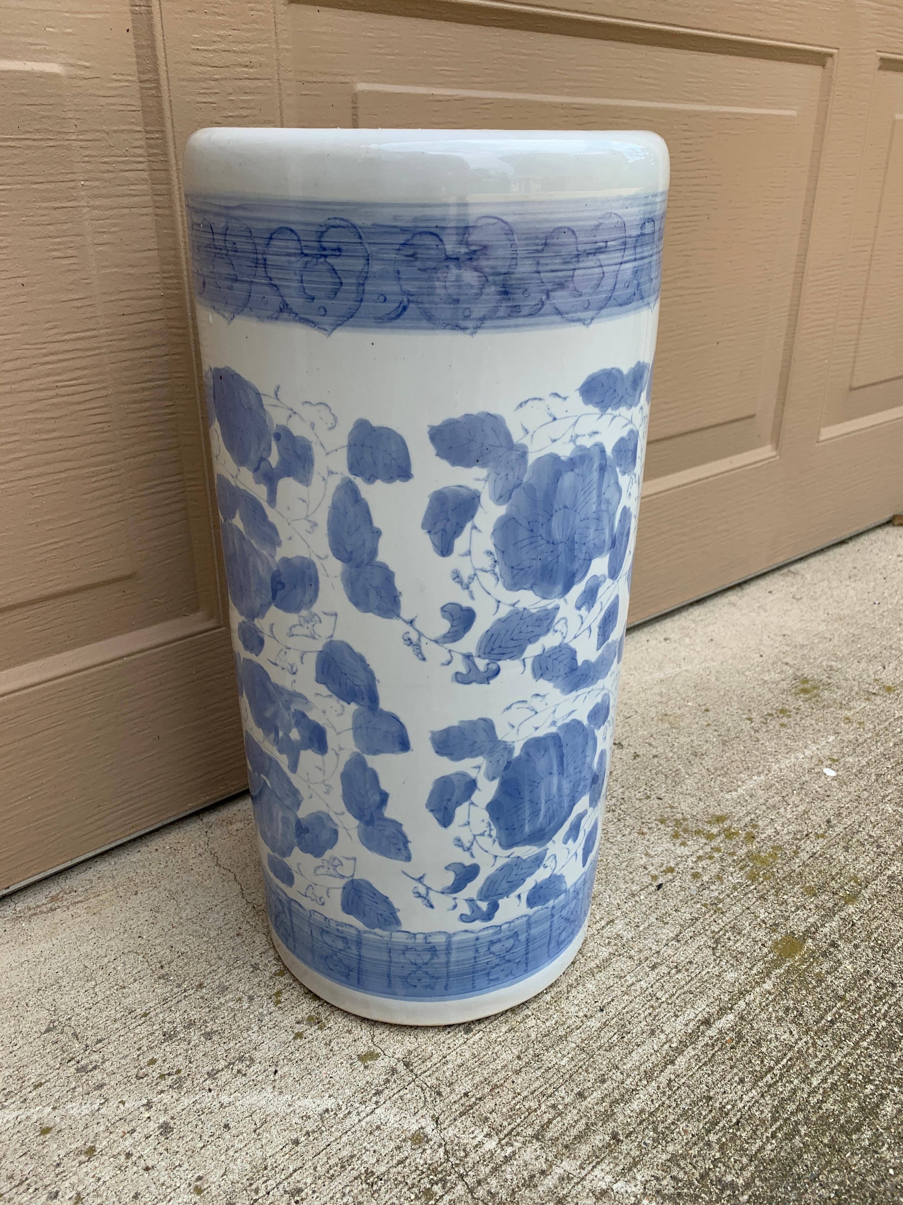 XX secolo Portaombrelli in porcellana blu e bianca d'epoca Chinoiserie in vendita