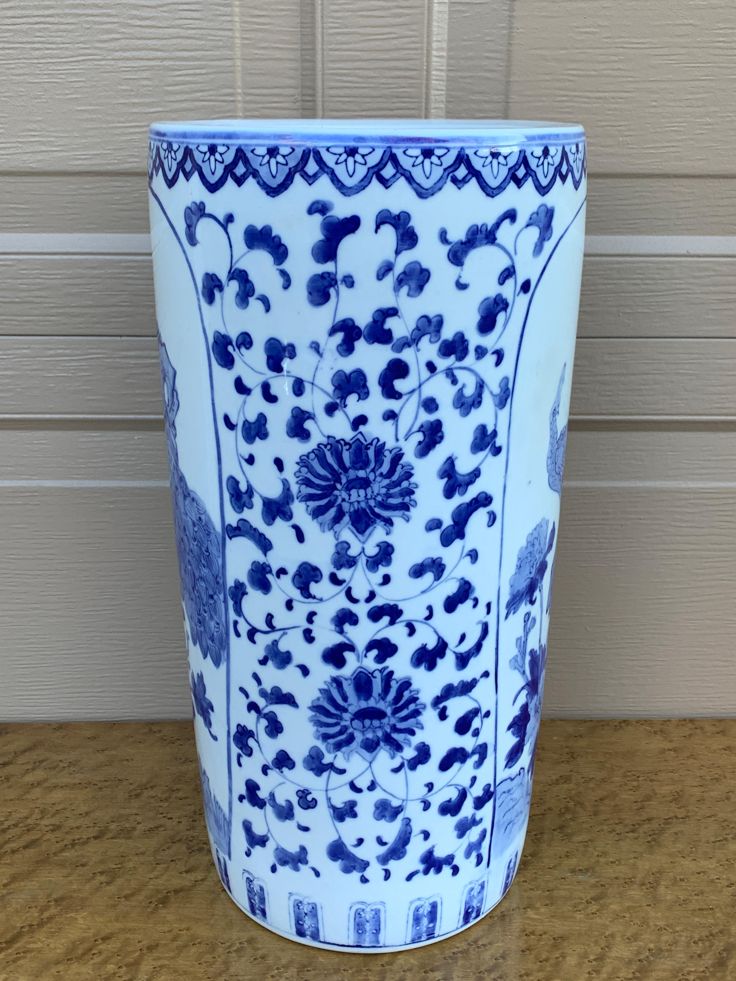Ceramica Portaombrelli in porcellana blu e bianca d'epoca Chinoiserie in vendita