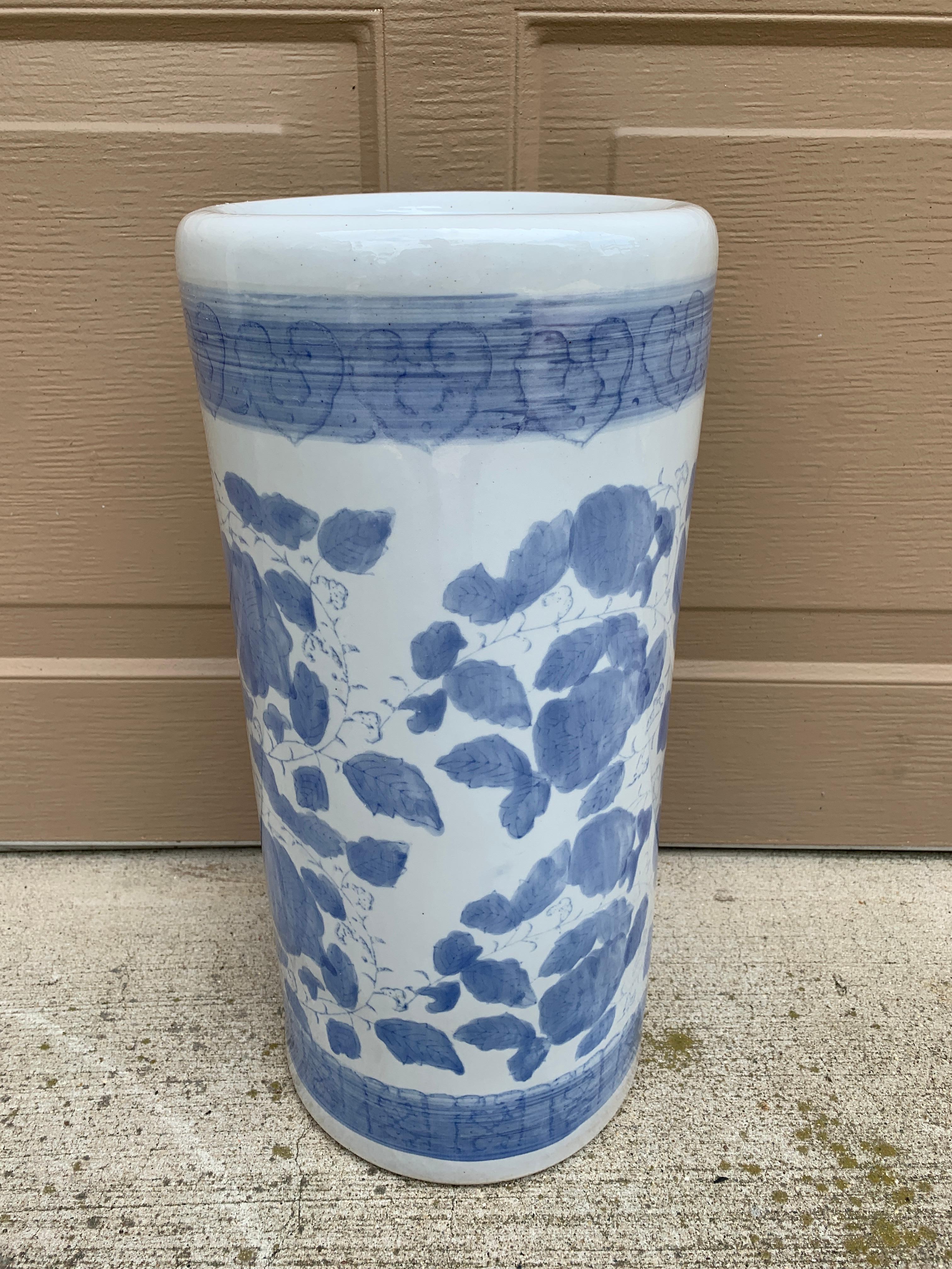 Portaombrelli in porcellana blu e bianca d'epoca Chinoiserie in vendita 1