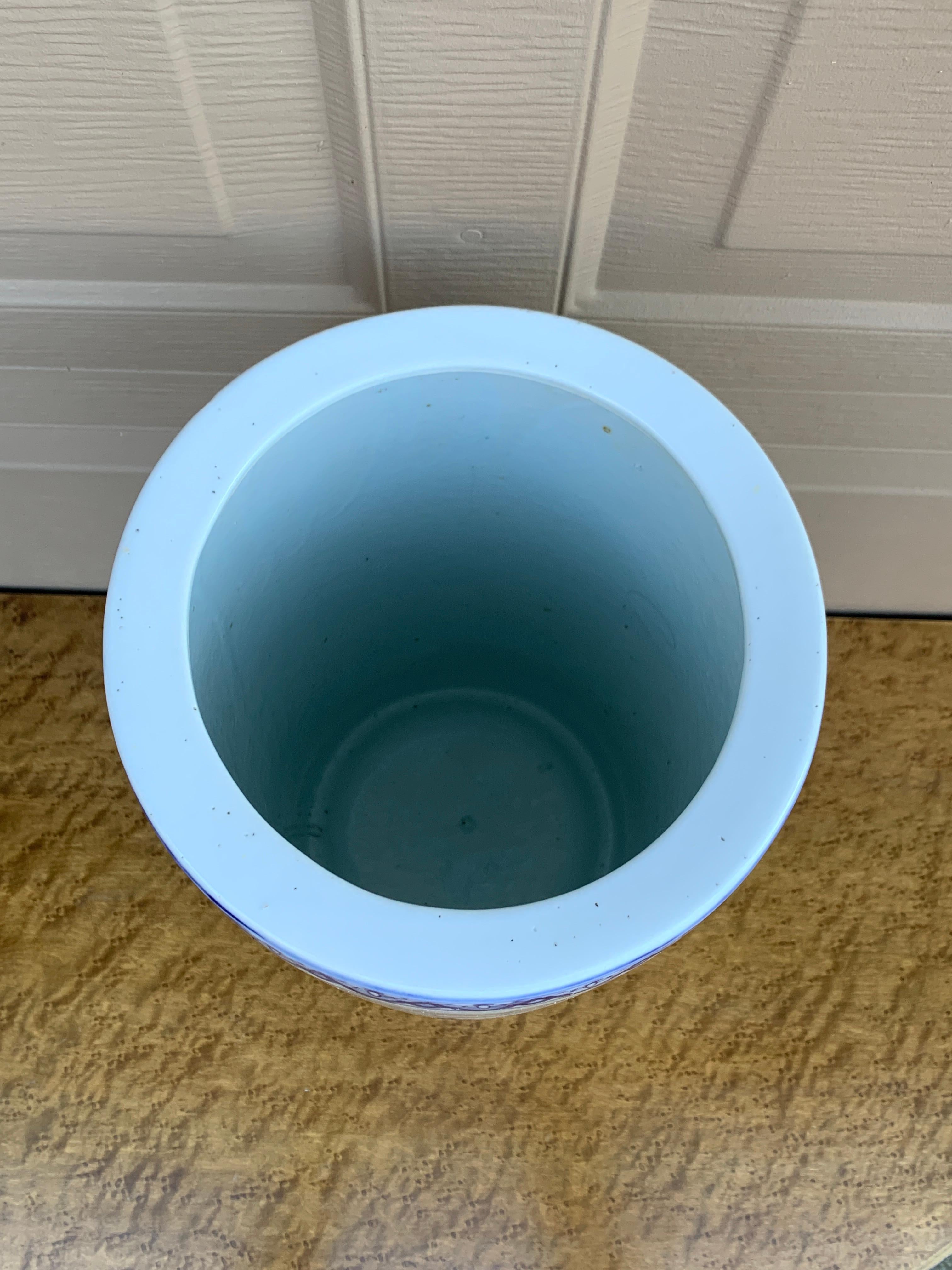 Portaombrelli in porcellana blu e bianca d'epoca Chinoiserie in vendita 1