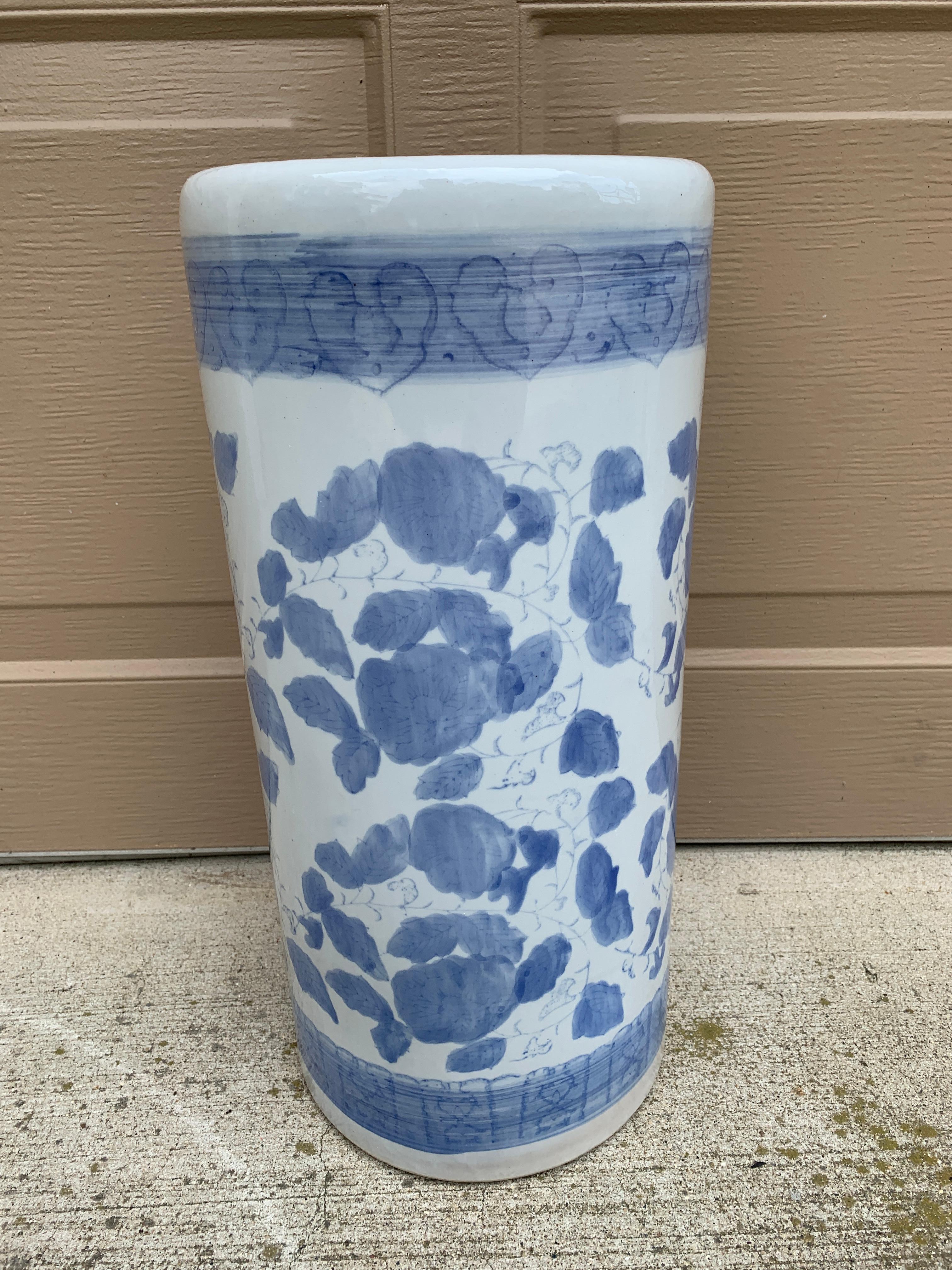 Portaombrelli in porcellana blu e bianca d'epoca Chinoiserie in vendita 2