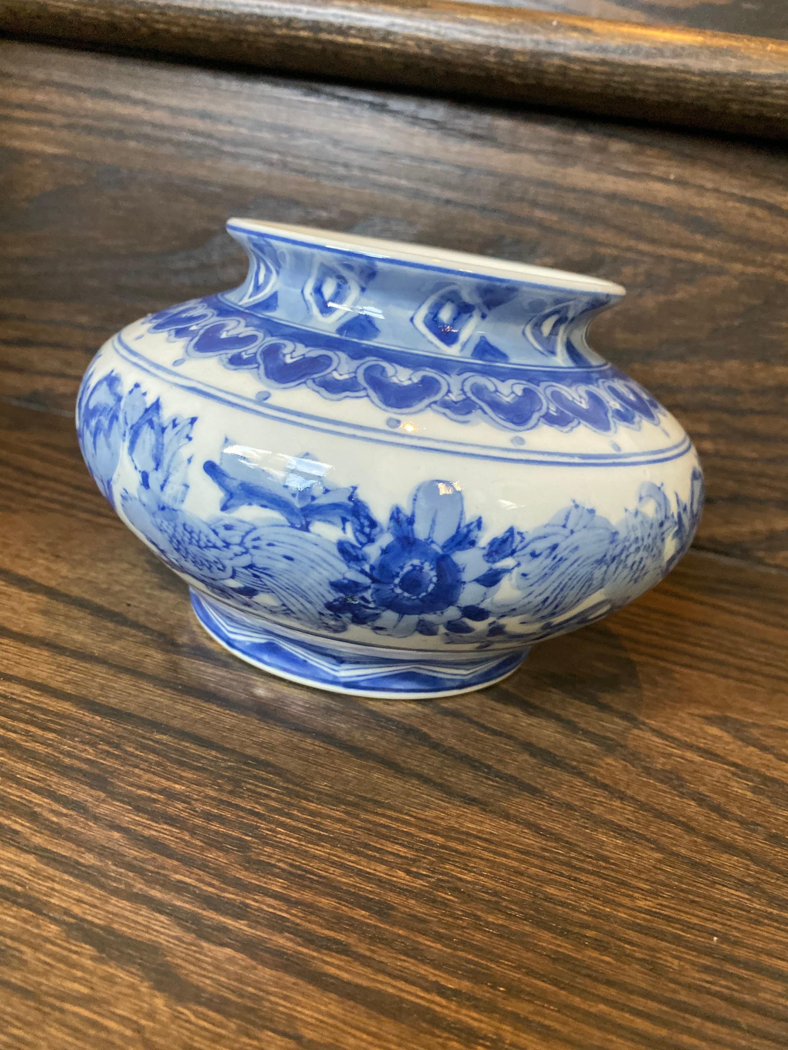 Vintage Chinoiserie Blue and White Vase In Good Condition For Sale In Chicago, IL