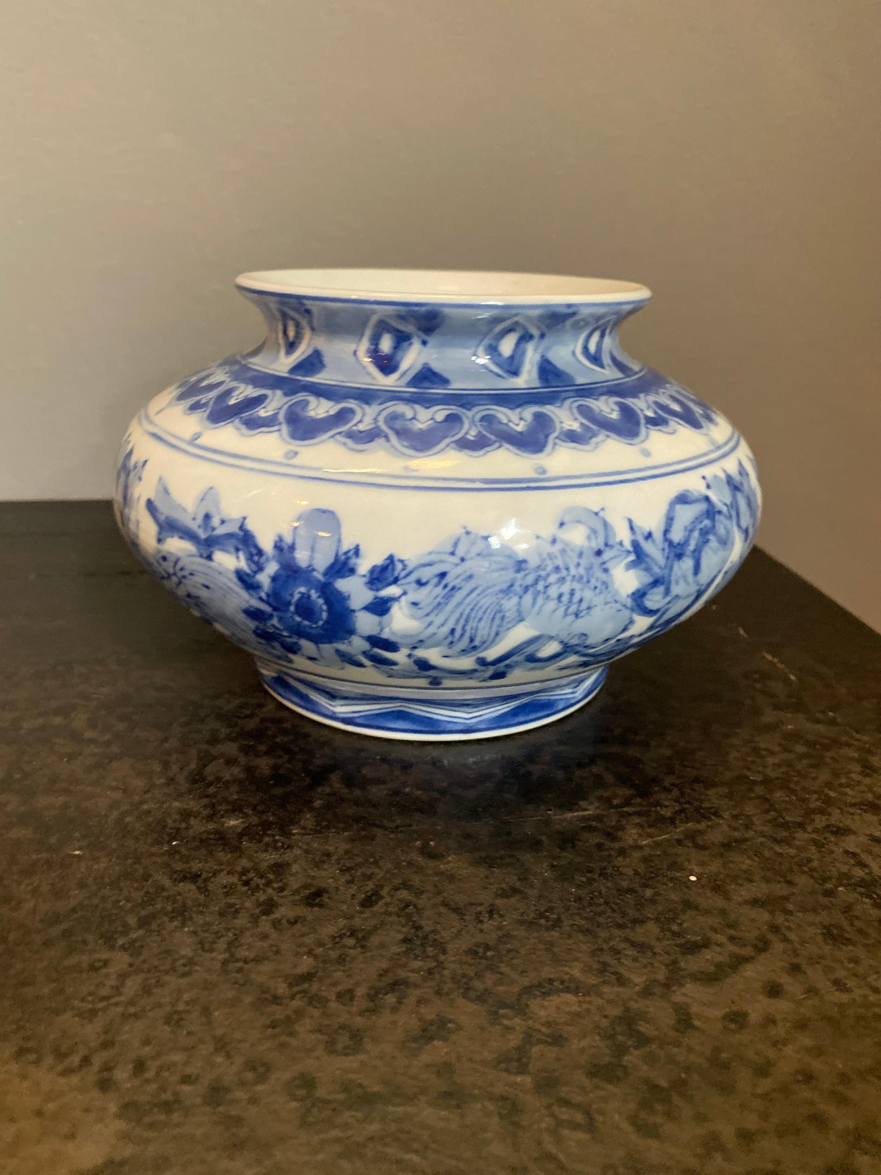 Vintage Chinoiserie Blue and White Vase For Sale 1