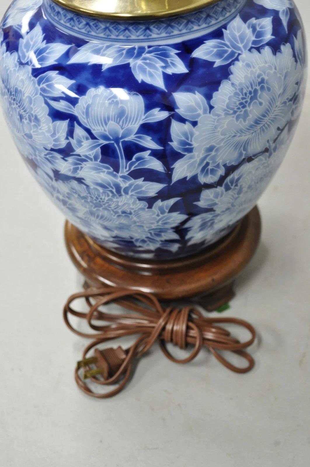 Vintage Chinoiserie Blue White Porcelain Flowers Oriental Ginger Jar Table Lamp For Sale 5