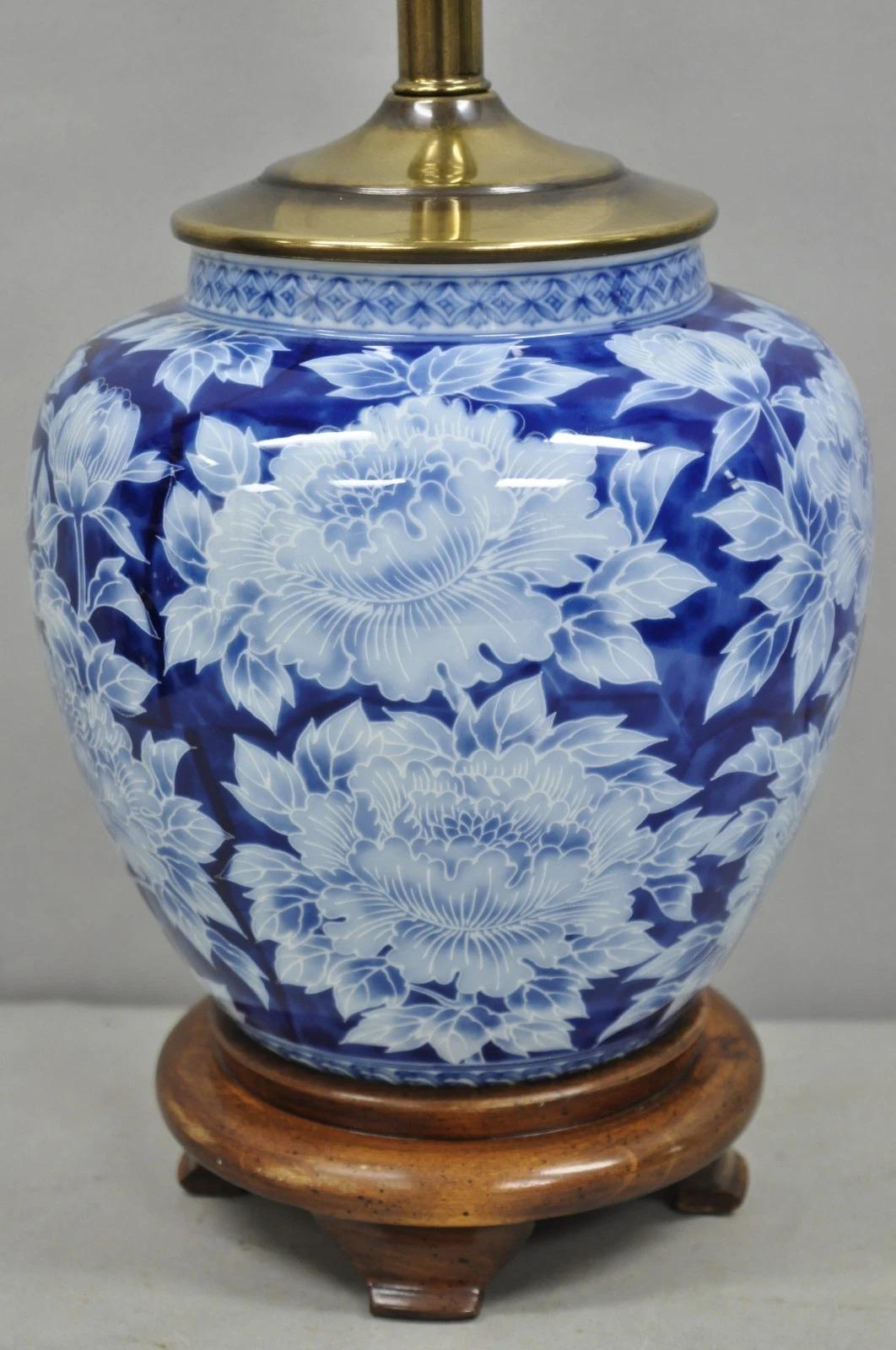 Vintage Chinoiserie Blue White Porcelain Flowers Oriental Ginger Jar Table Lamp In Good Condition For Sale In Philadelphia, PA